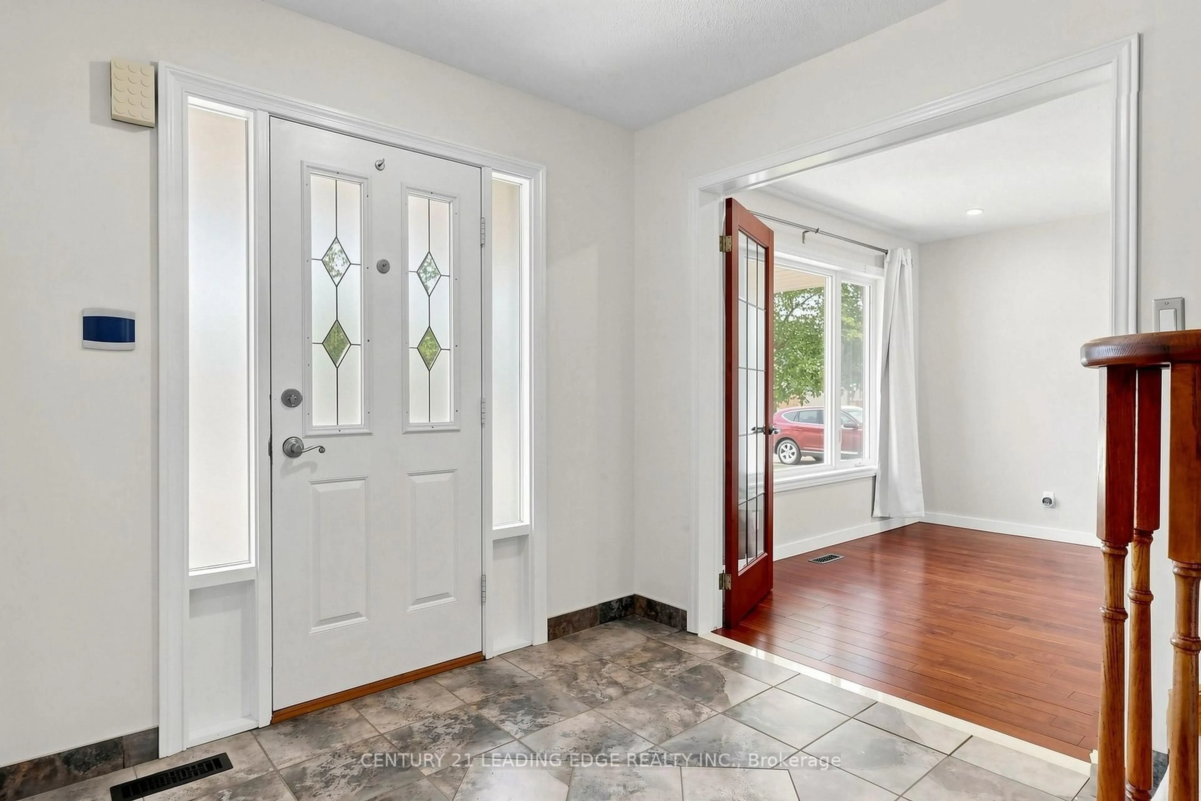 Indoor entryway for 153 Natanya Blvd, Georgina Ontario L4P 3N2