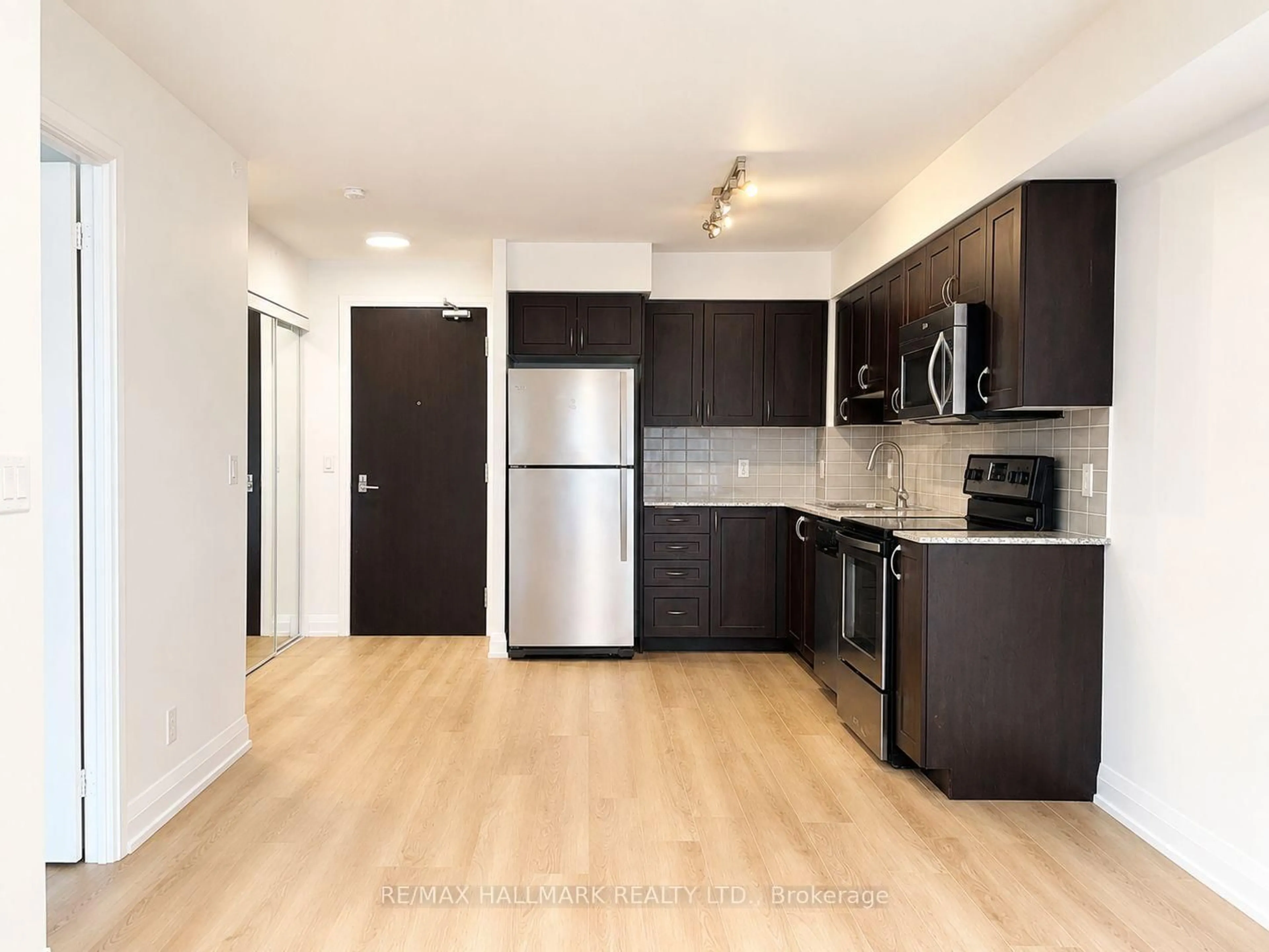 Standard kitchen, wood/laminate floor for 376 Highway 7 #609, Richmond Hill Ontario L4B 0C7