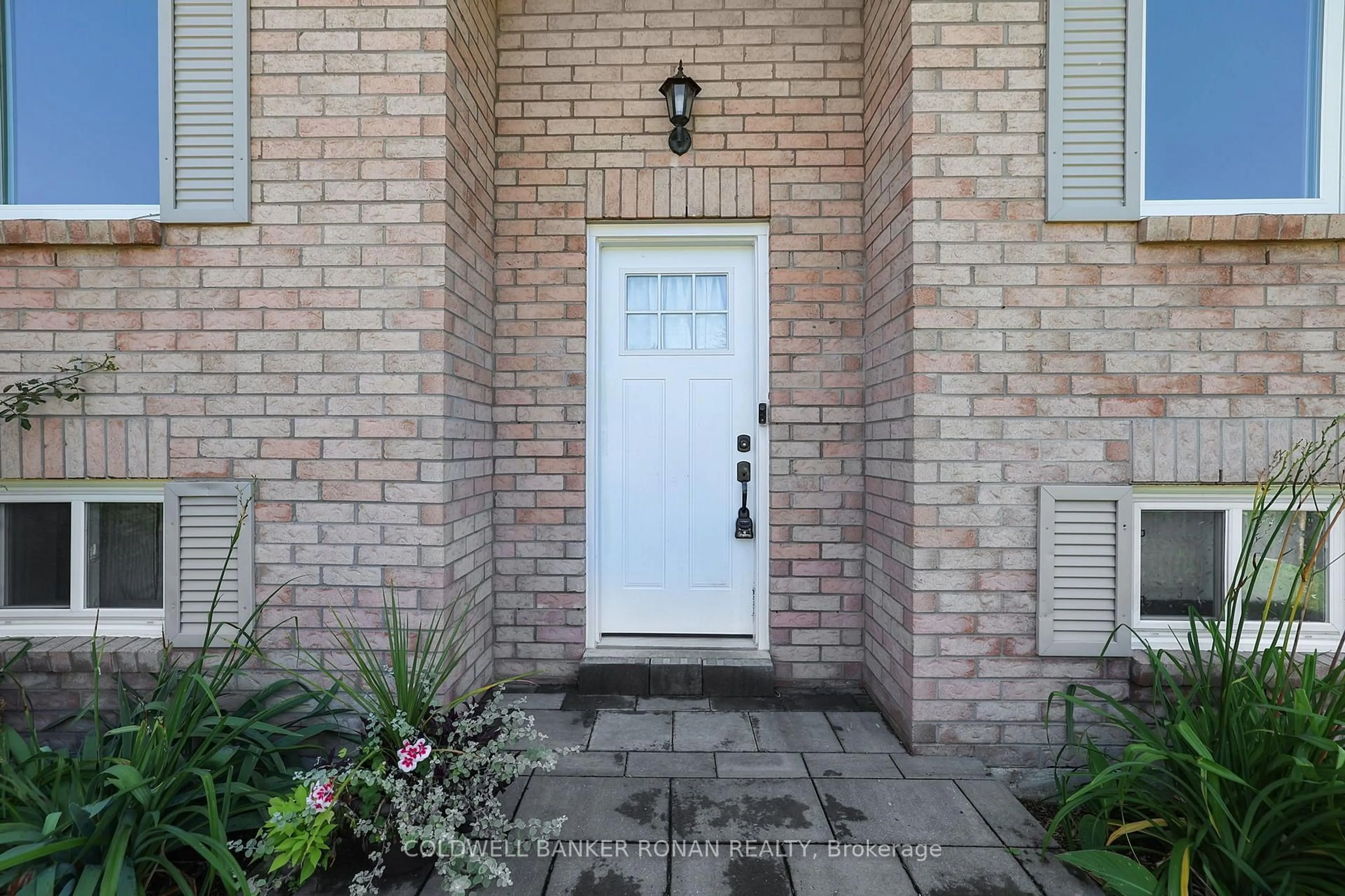 Indoor entryway for 8 McCarthy Cres, Essa Ontario L0M 1B3