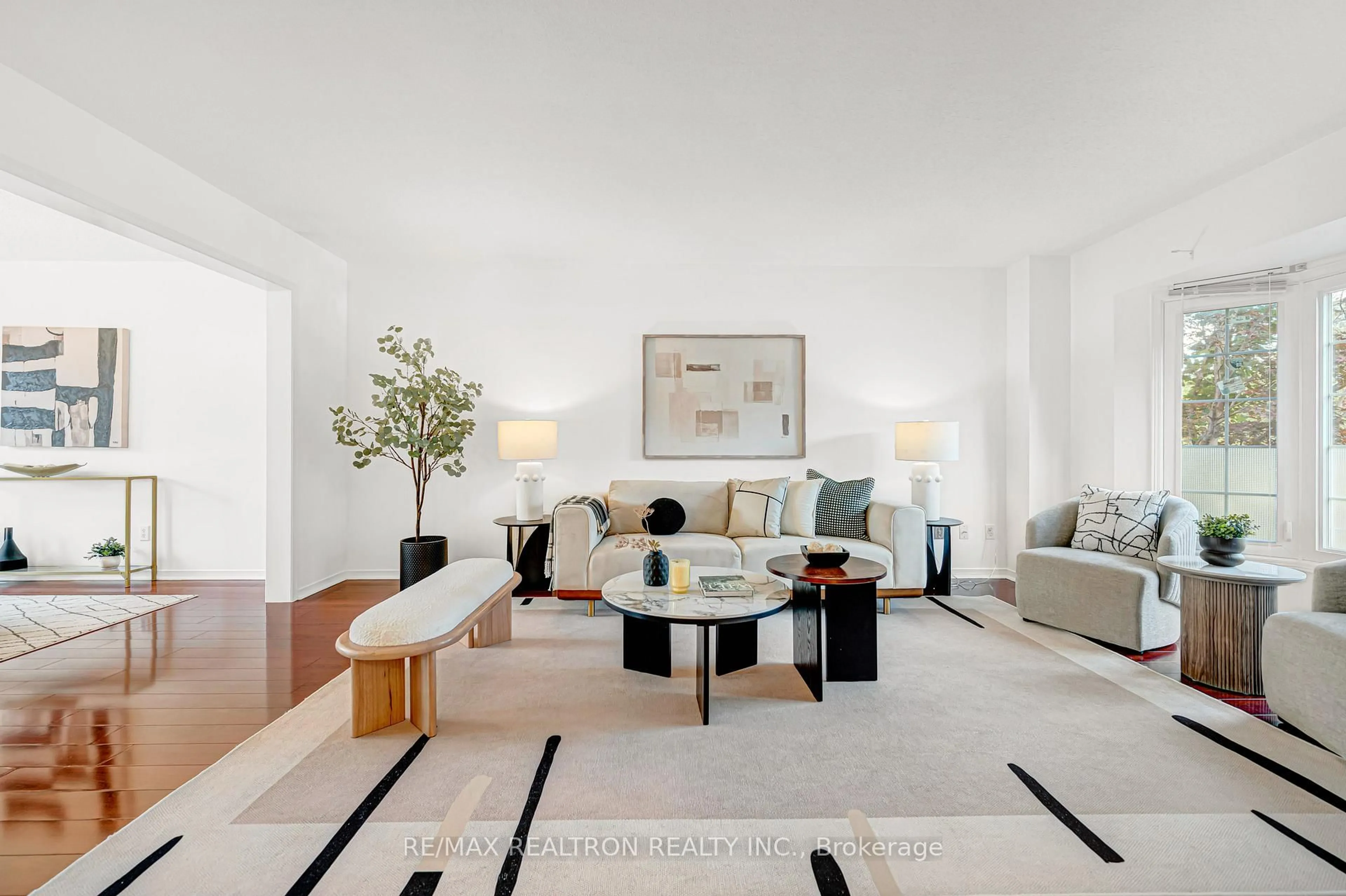 Living room with furniture, unknown for 37 Dumaurier Cres, Richmond Hill Ontario L4S 1G6
