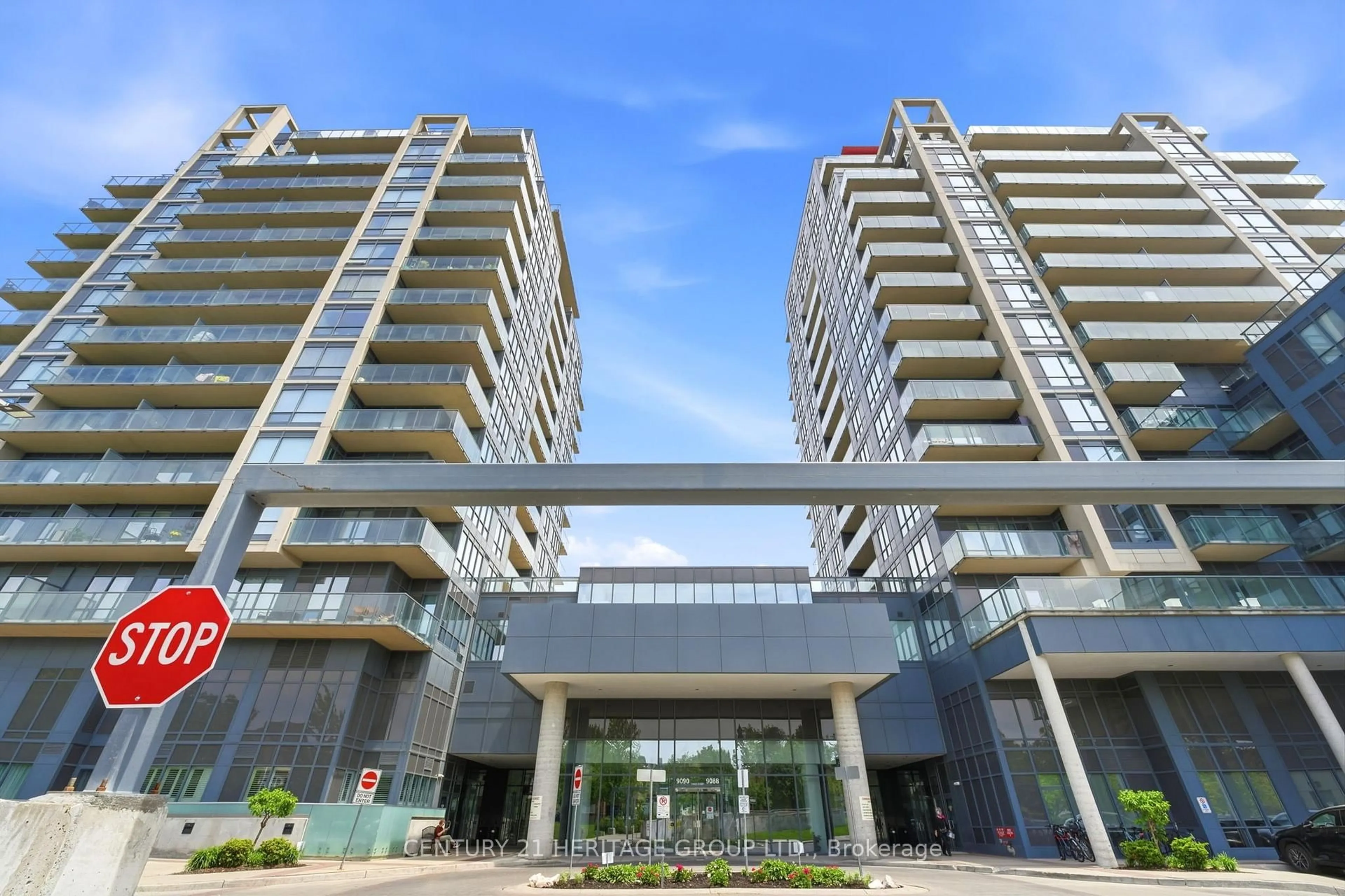 Indoor foyer for 9090 Yonge St #1106B, Richmond Hill Ontario L4C 0Z1