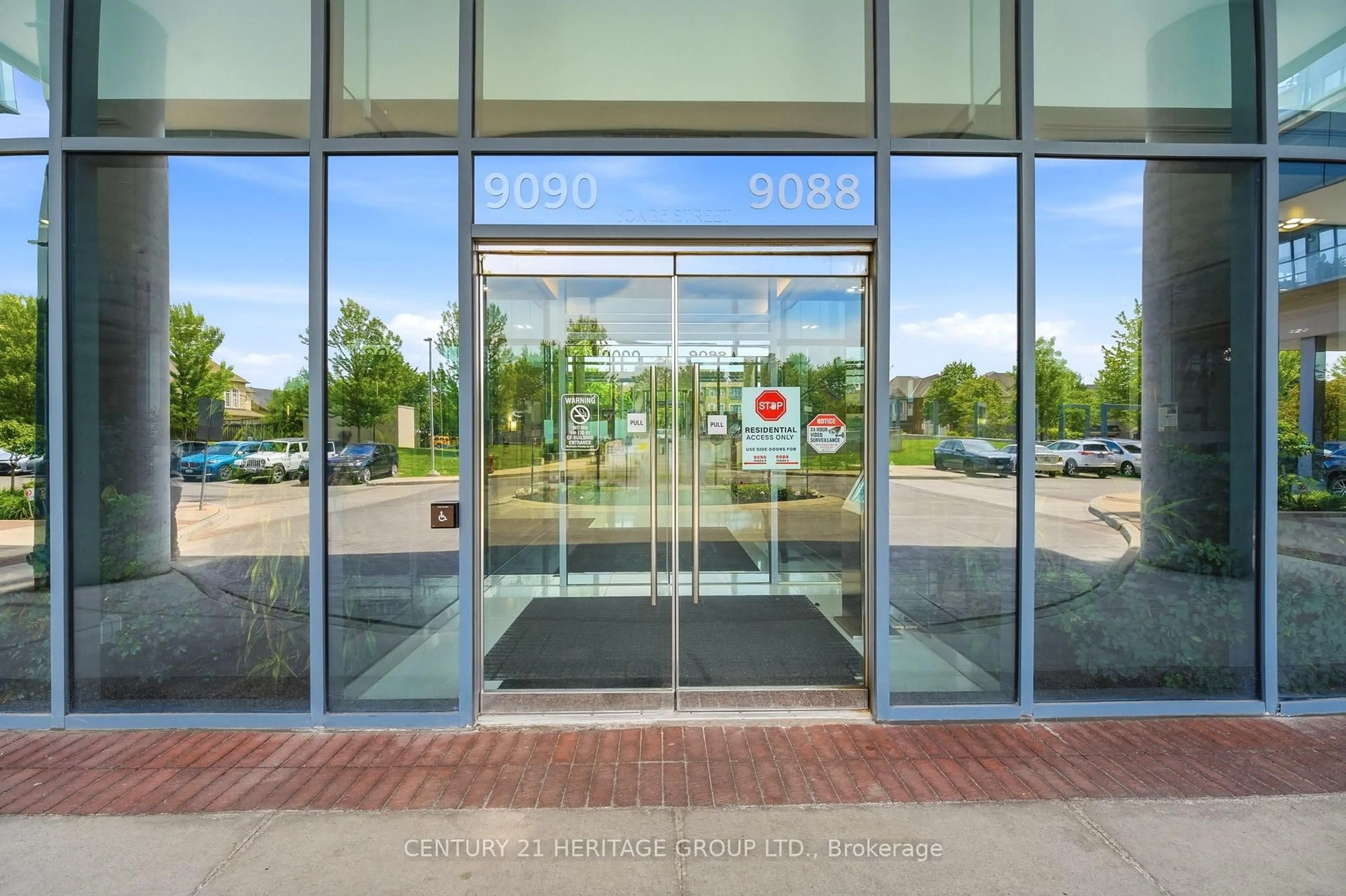 Indoor foyer for 9090 Yonge St #1106B, Richmond Hill Ontario L4C 0Z1