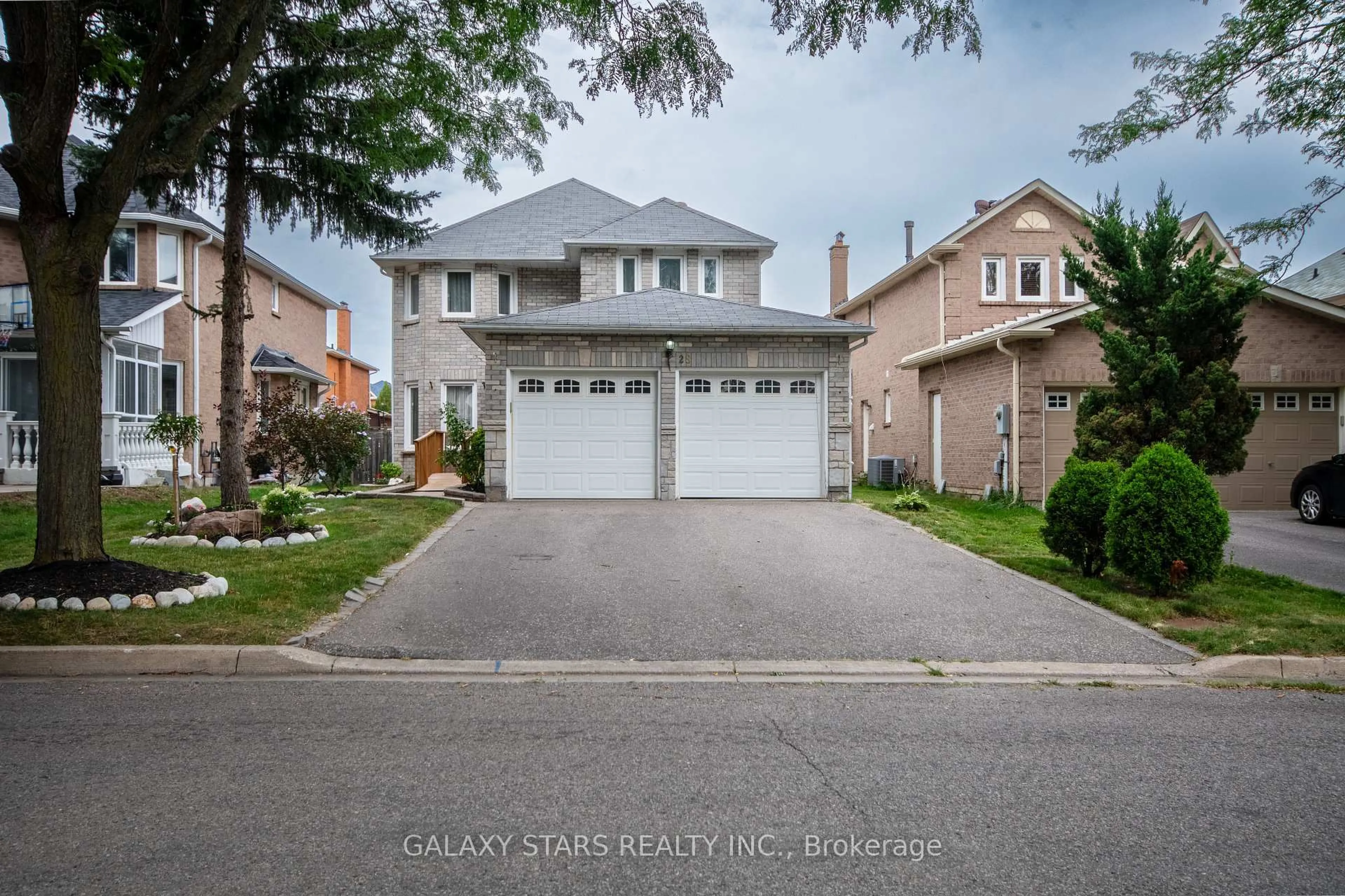 A pic from outside/outdoor area/front of a property/back of a property/a pic from drone, street for 28 Claircrest Rd, Markham Ontario L3S 2S5