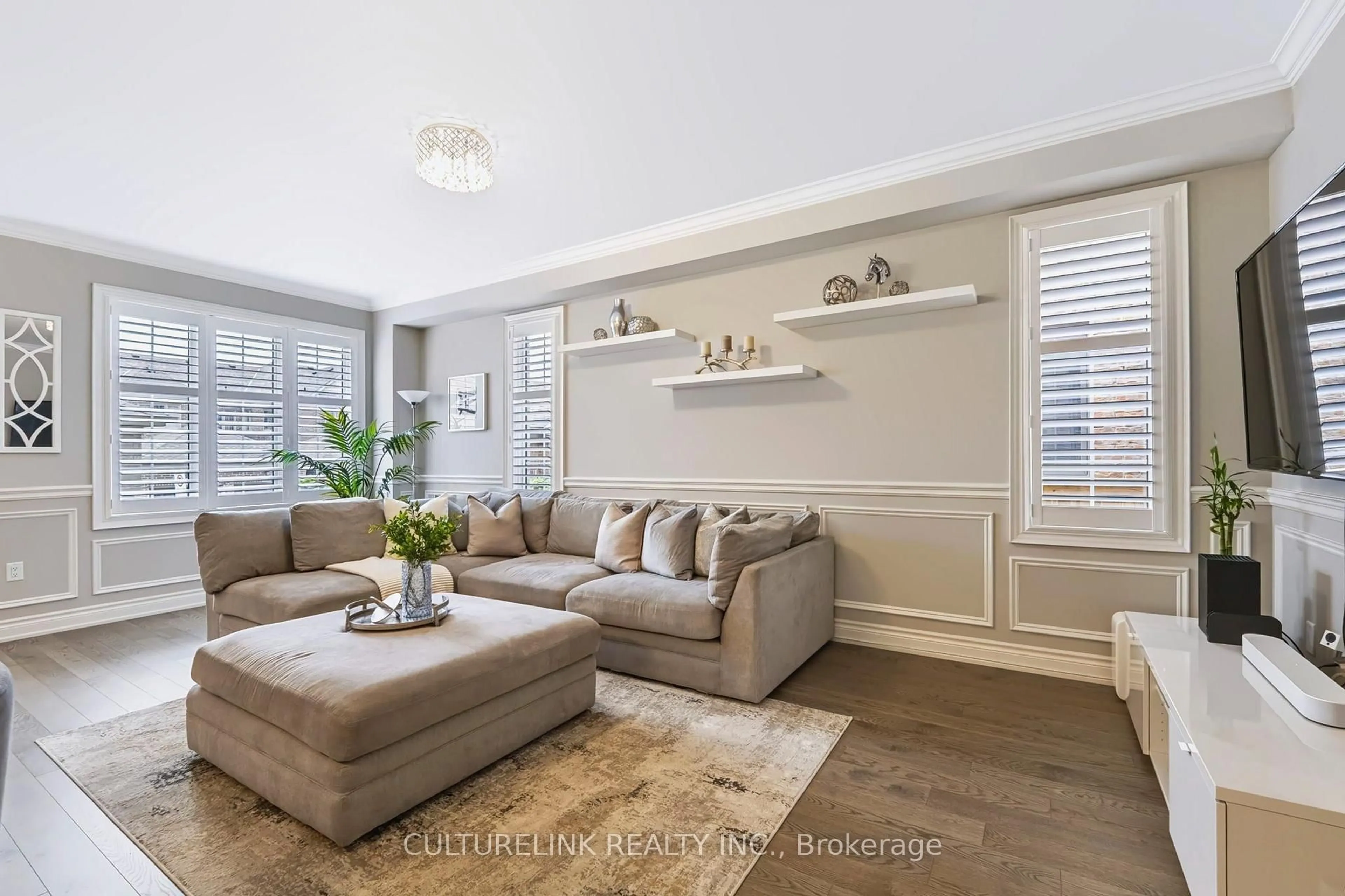 Living room with furniture, unknown for 89 Sharonview Cres, East Gwillimbury Ontario L9N 0S5