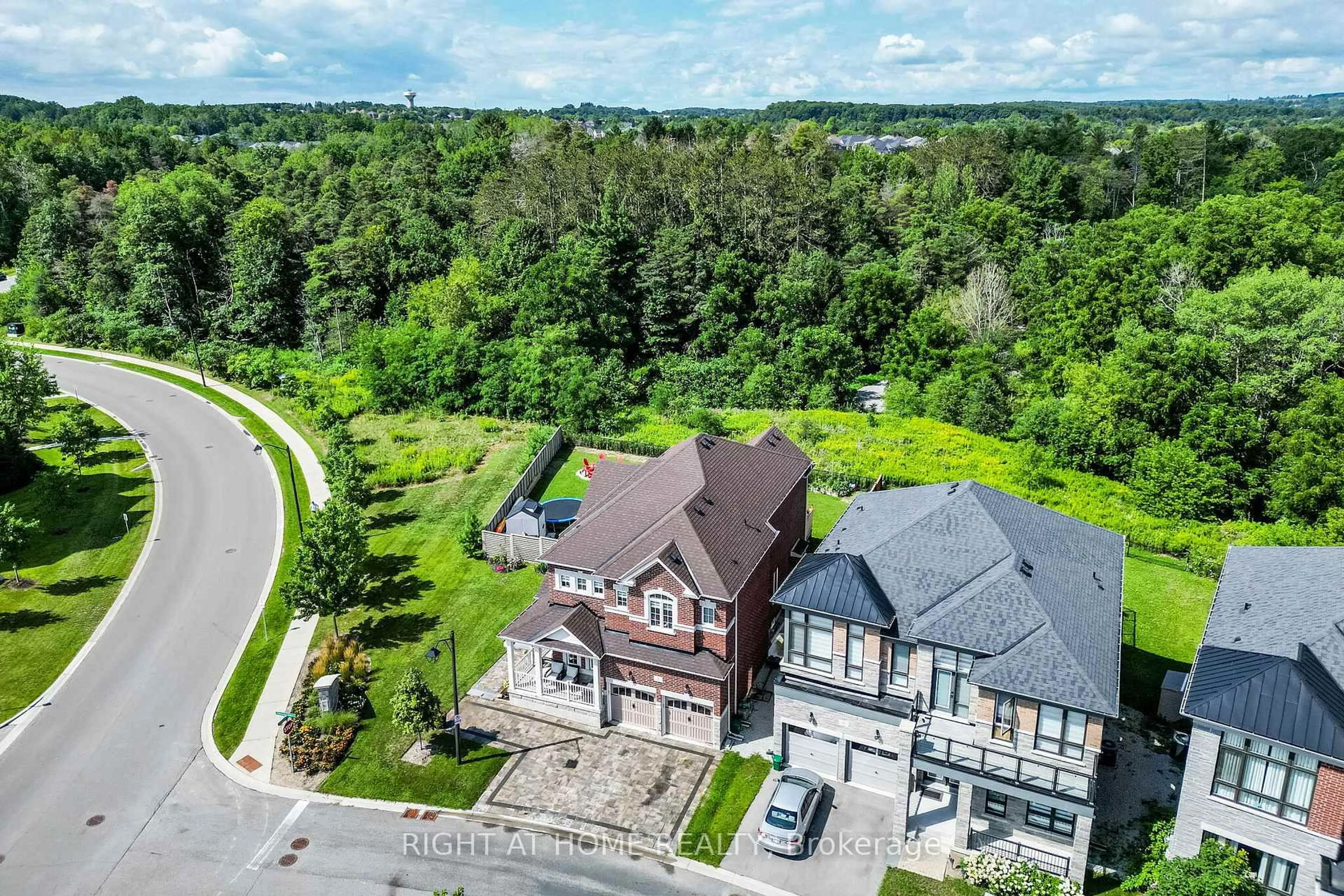 A pic from outside/outdoor area/front of a property/back of a property/a pic from drone, unknown for 2 Cottonwood Hollow Crt, Aurora Ontario L4G 3L8