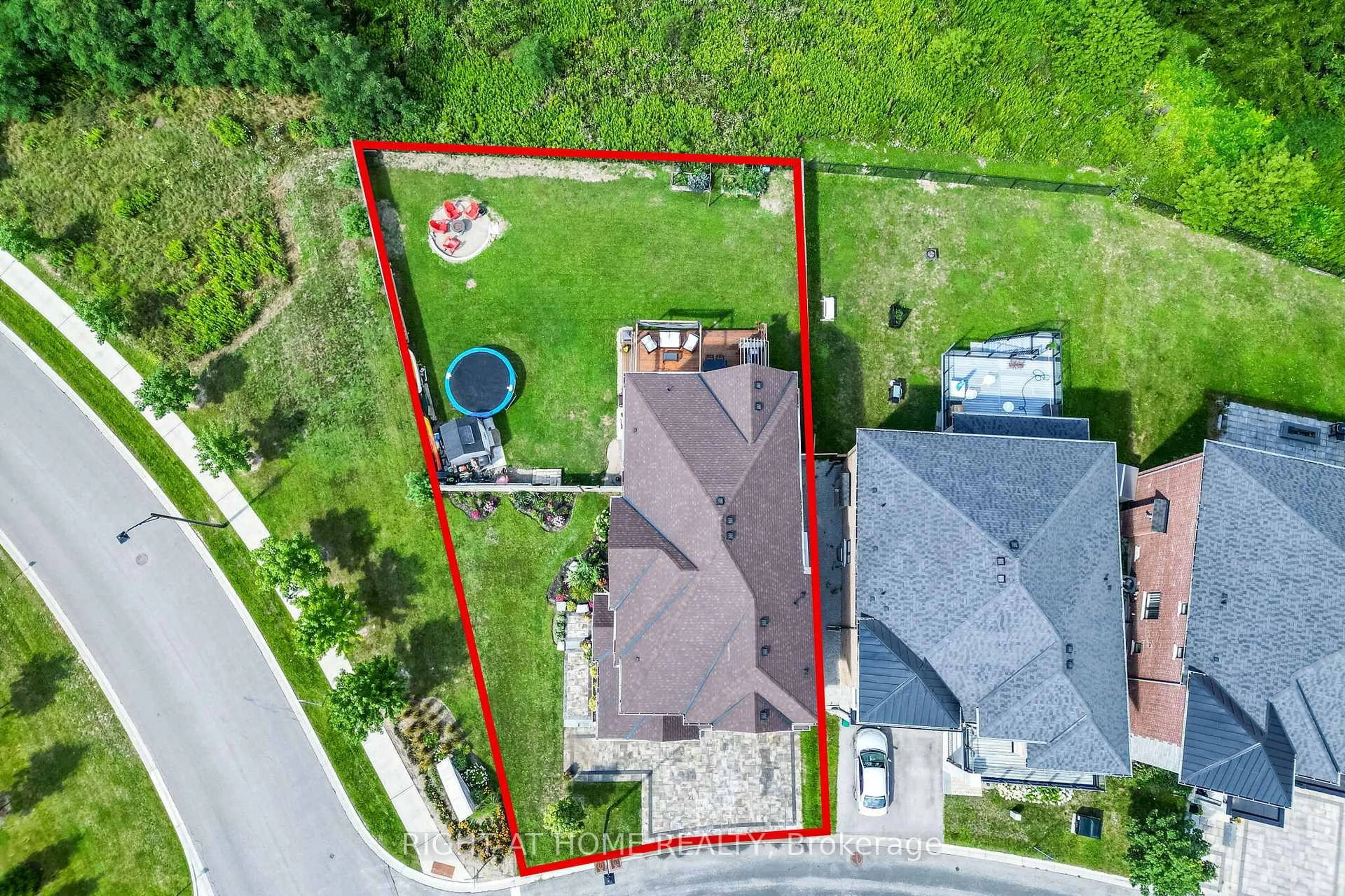 A pic from outside/outdoor area/front of a property/back of a property/a pic from drone, street for 2 Cottonwood Hollow Crt, Aurora Ontario L4G 3L8