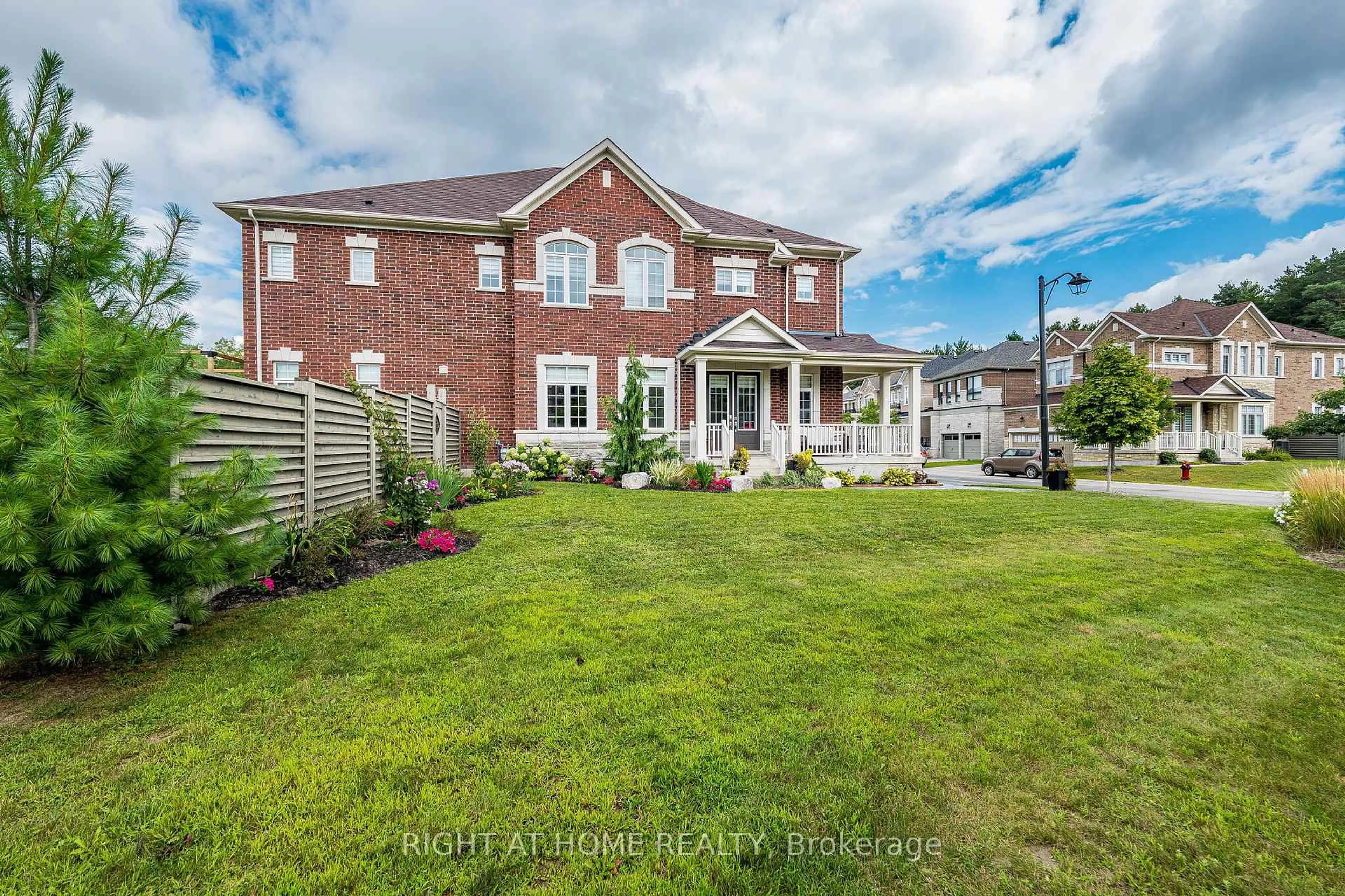 A pic from outside/outdoor area/front of a property/back of a property/a pic from drone, unknown for 2 Cottonwood Hollow Crt, Aurora Ontario L4G 3L8