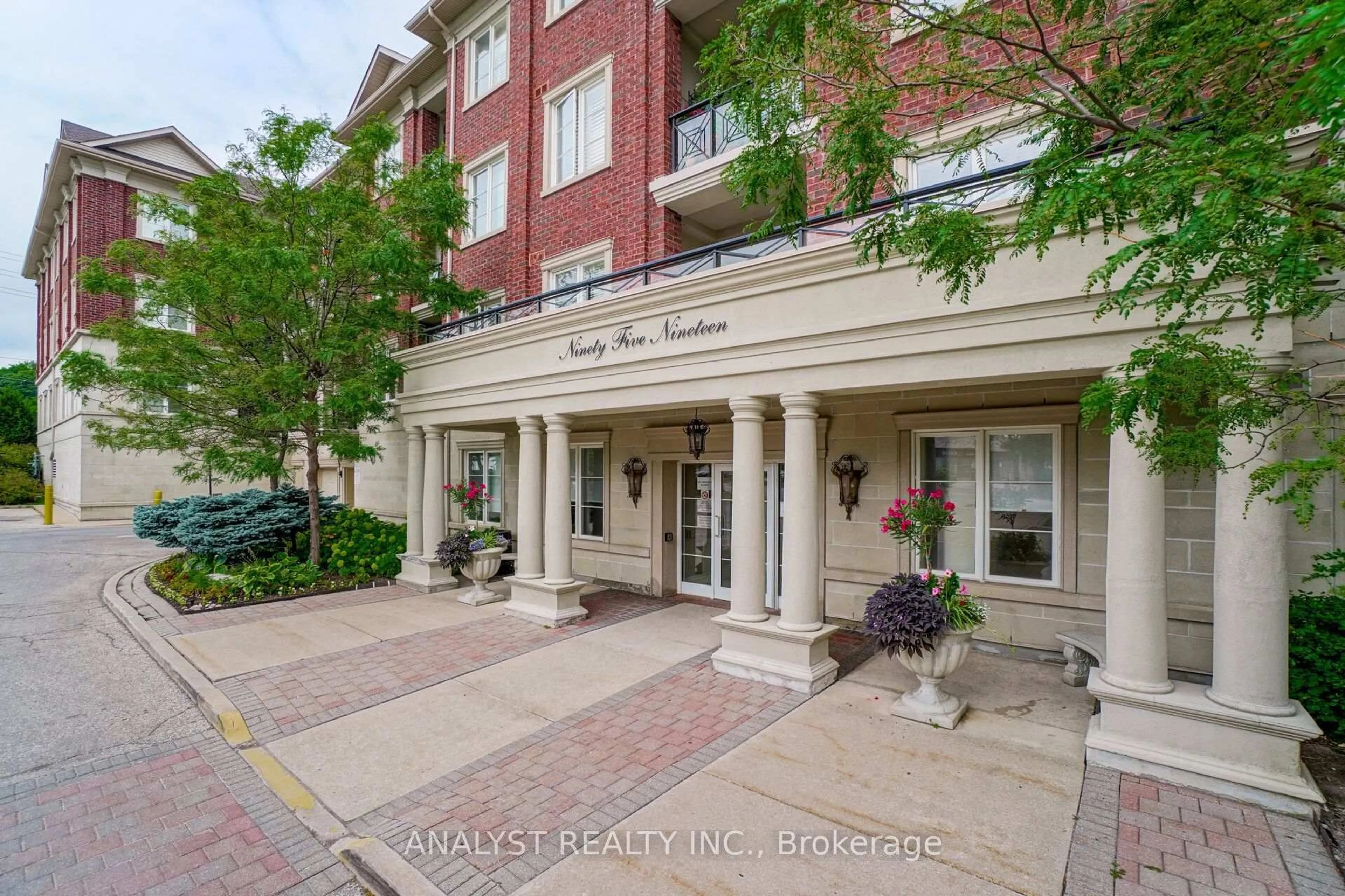 Indoor foyer for 9519 Keele St #221, Vaughan Ontario L6A 4A2