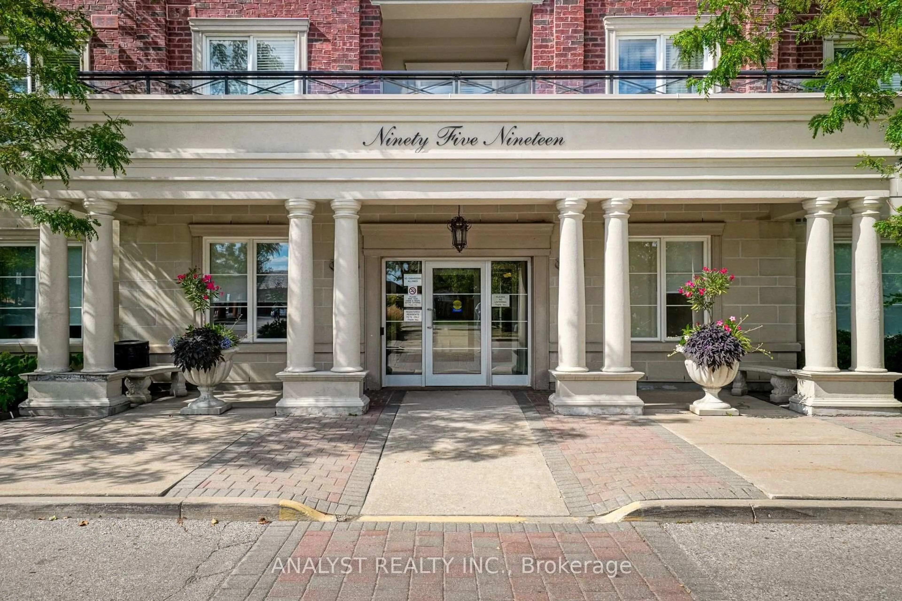 Indoor entryway for 9519 Keele St #221, Vaughan Ontario L6A 4A2