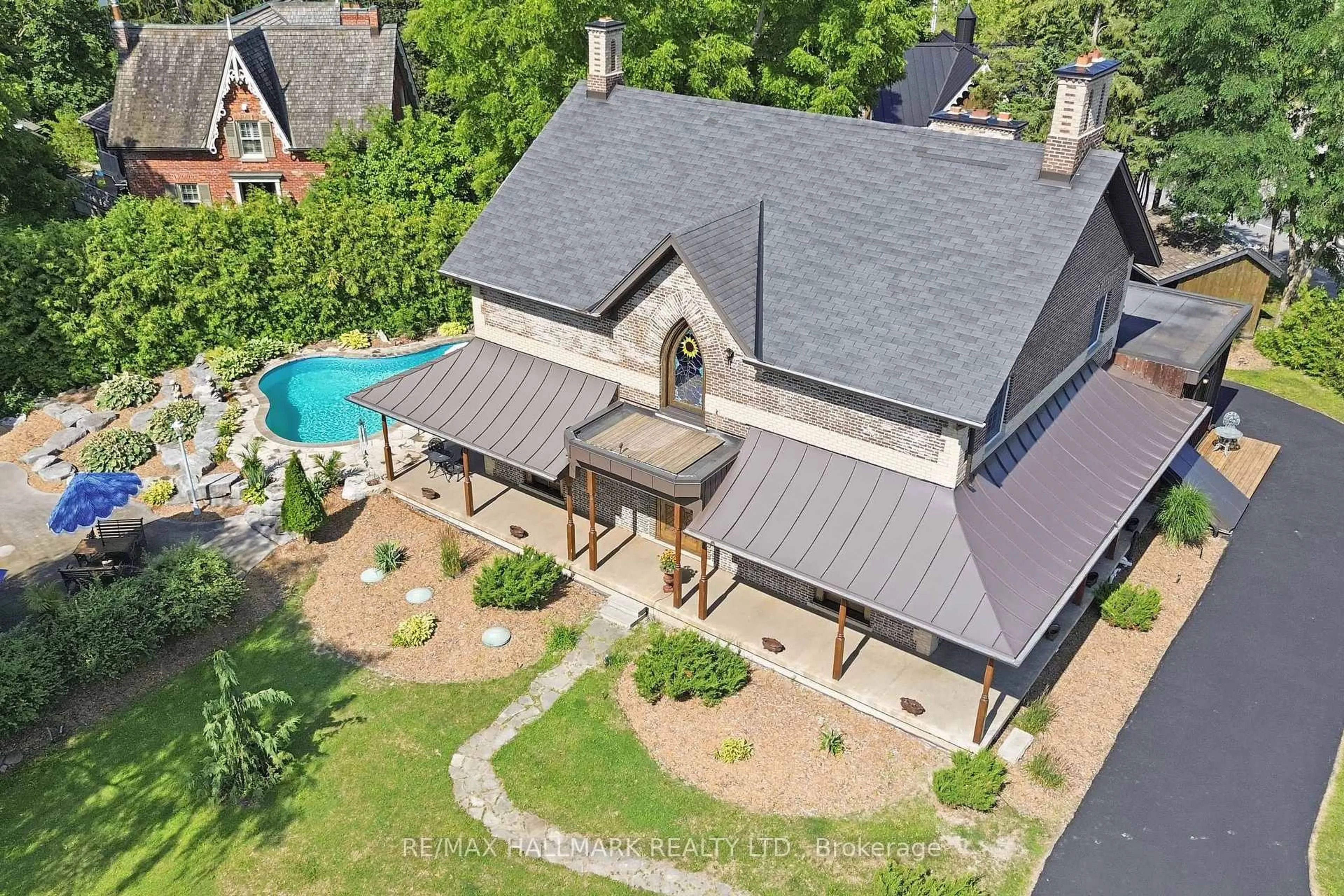 A pic from outside/outdoor area/front of a property/back of a property/a pic from drone, unknown for 12994 Weston Rd, King Ontario L7B 1K4