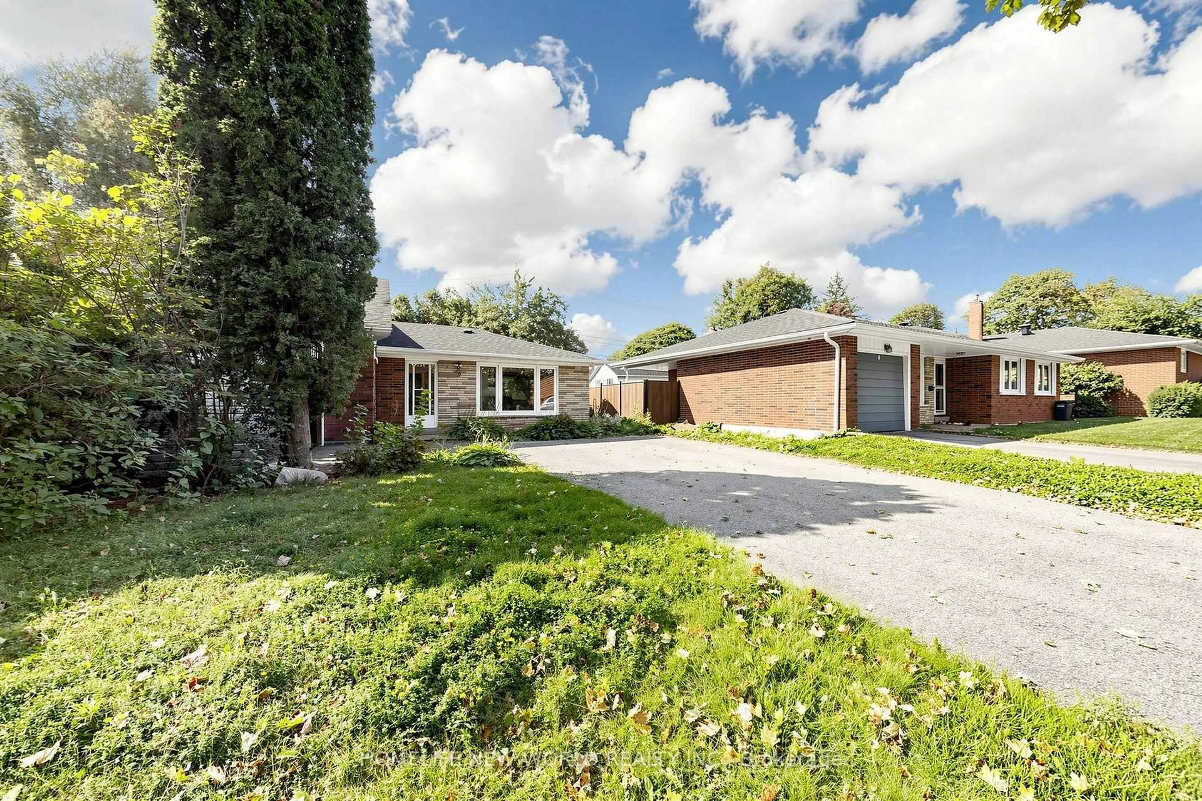 A pic from outside/outdoor area/front of a property/back of a property/a pic from drone, street for 6 Valleycrest Ave, Markham Ontario L3P 1H7