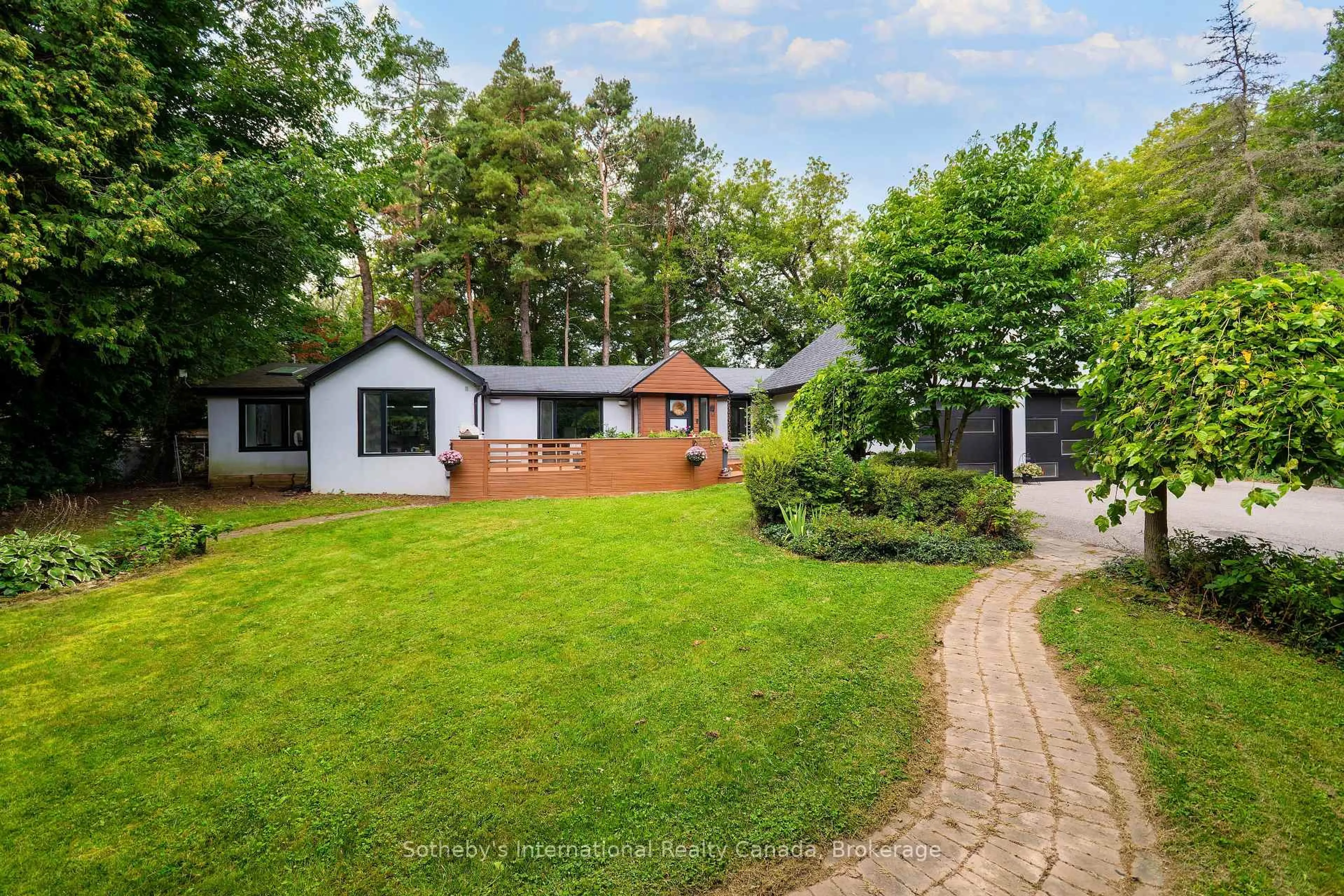 A pic from outside/outdoor area/front of a property/back of a property/a pic from drone, street for 38 Hilltop Blvd, Whitchurch-Stouffville Ontario L0H 1G0