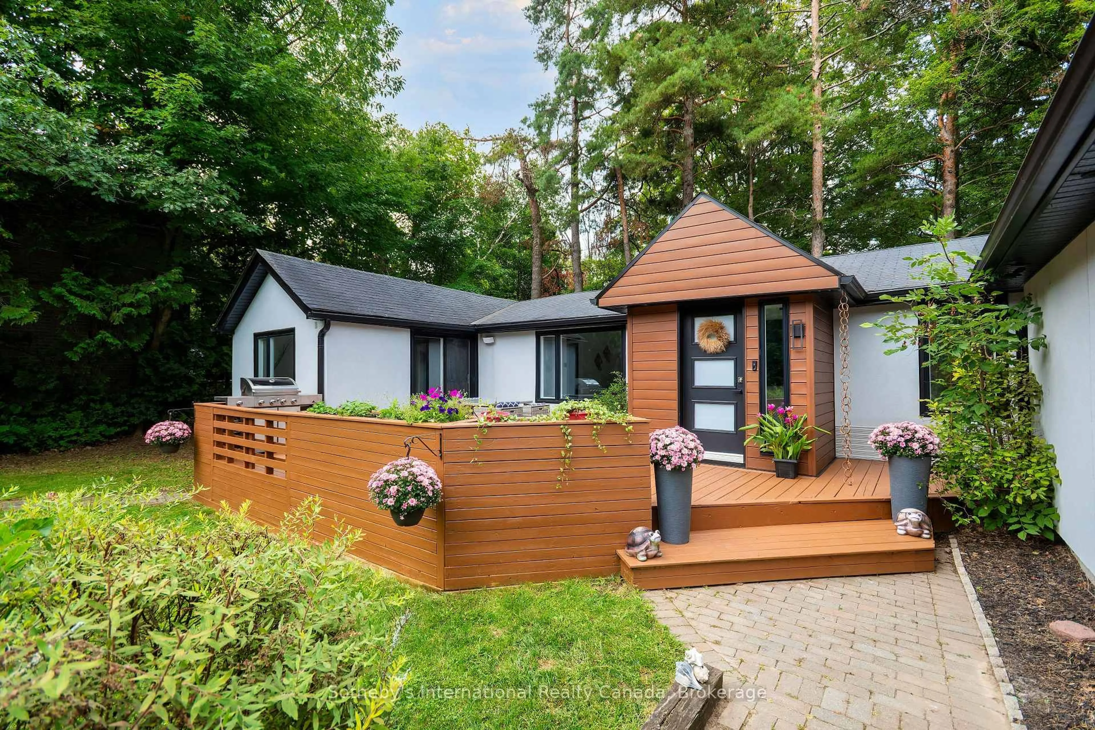 Home with vinyl exterior material, street for 38 Hilltop Blvd, Whitchurch-Stouffville Ontario L0H 1G0