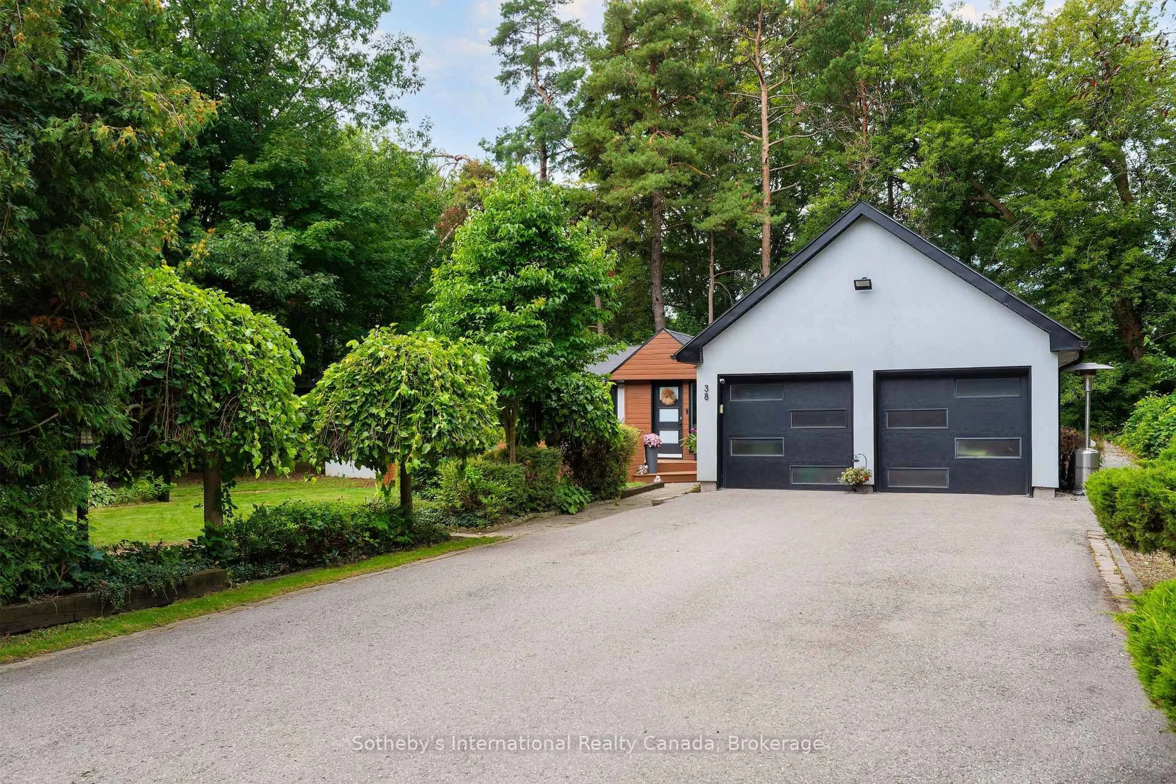 A pic from outside/outdoor area/front of a property/back of a property/a pic from drone, street for 38 Hilltop Blvd, Whitchurch-Stouffville Ontario L0H 1G0