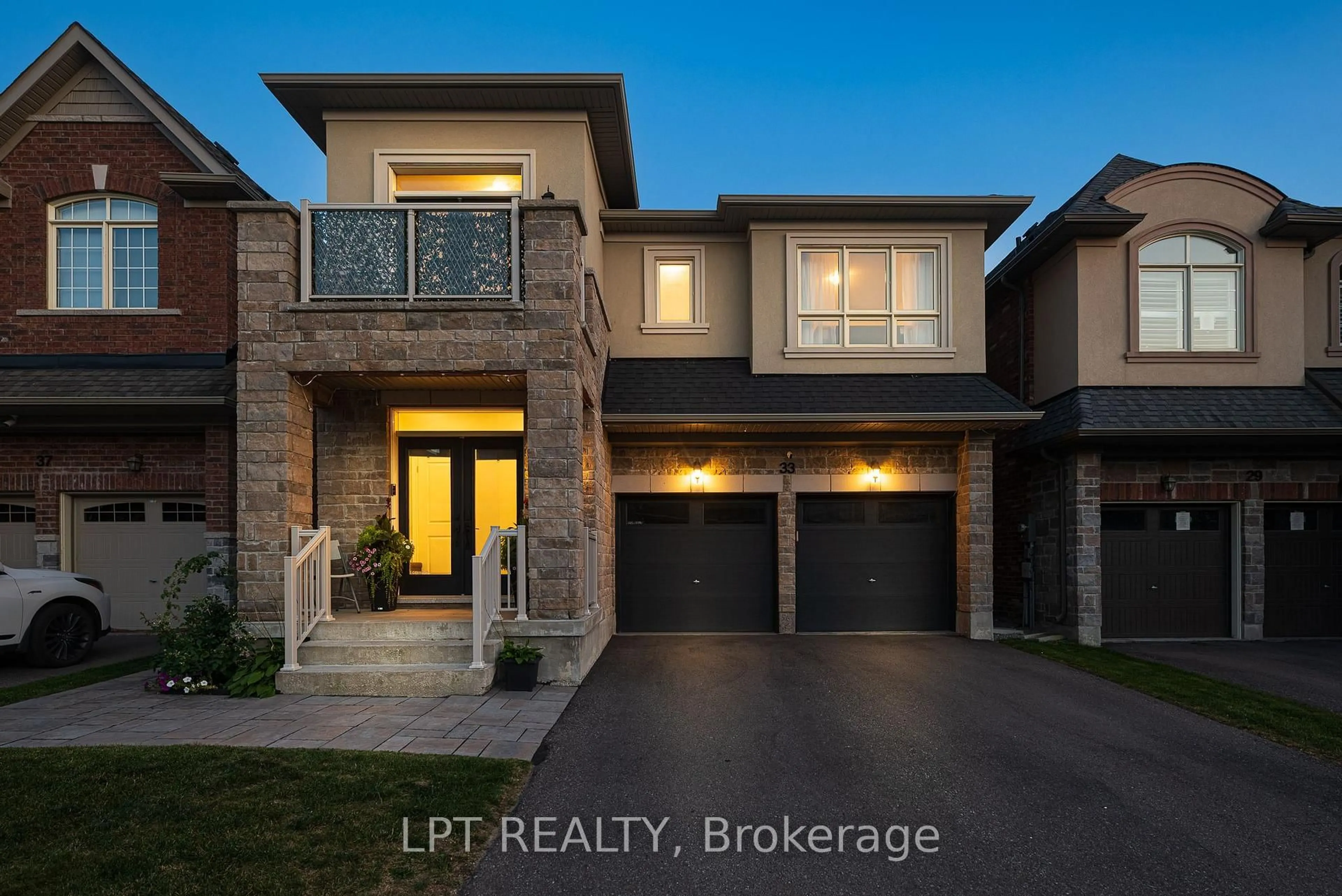 Home with brick exterior material, street for 33 Mondial Cres, East Gwillimbury Ontario L9N 0S1