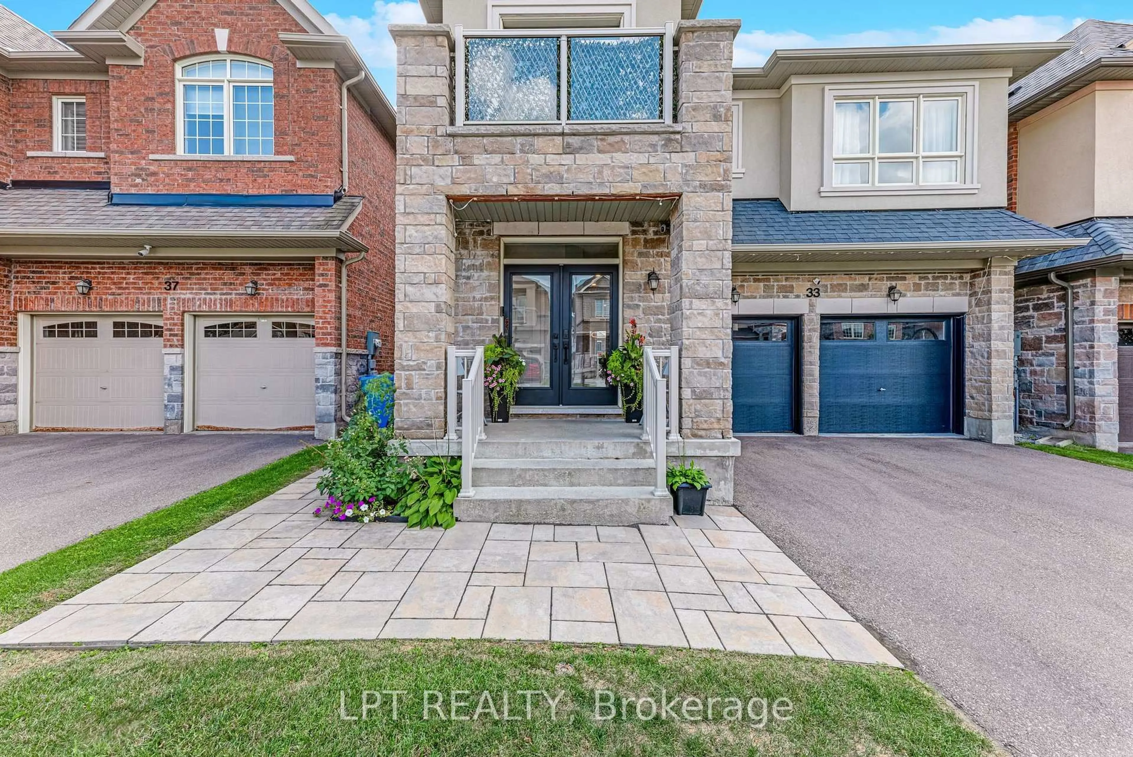 Home with brick exterior material, street for 33 Mondial Cres, East Gwillimbury Ontario L9N 0S1