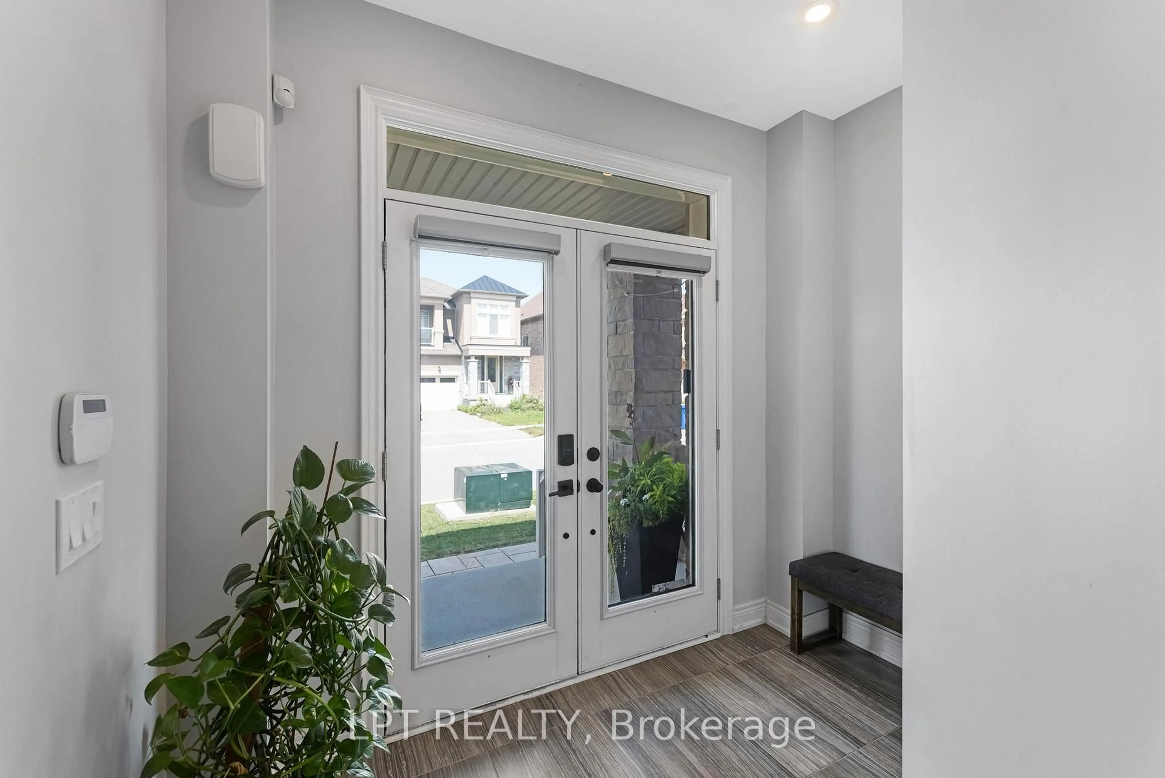 Indoor entryway for 33 Mondial Cres, East Gwillimbury Ontario L9N 0S1