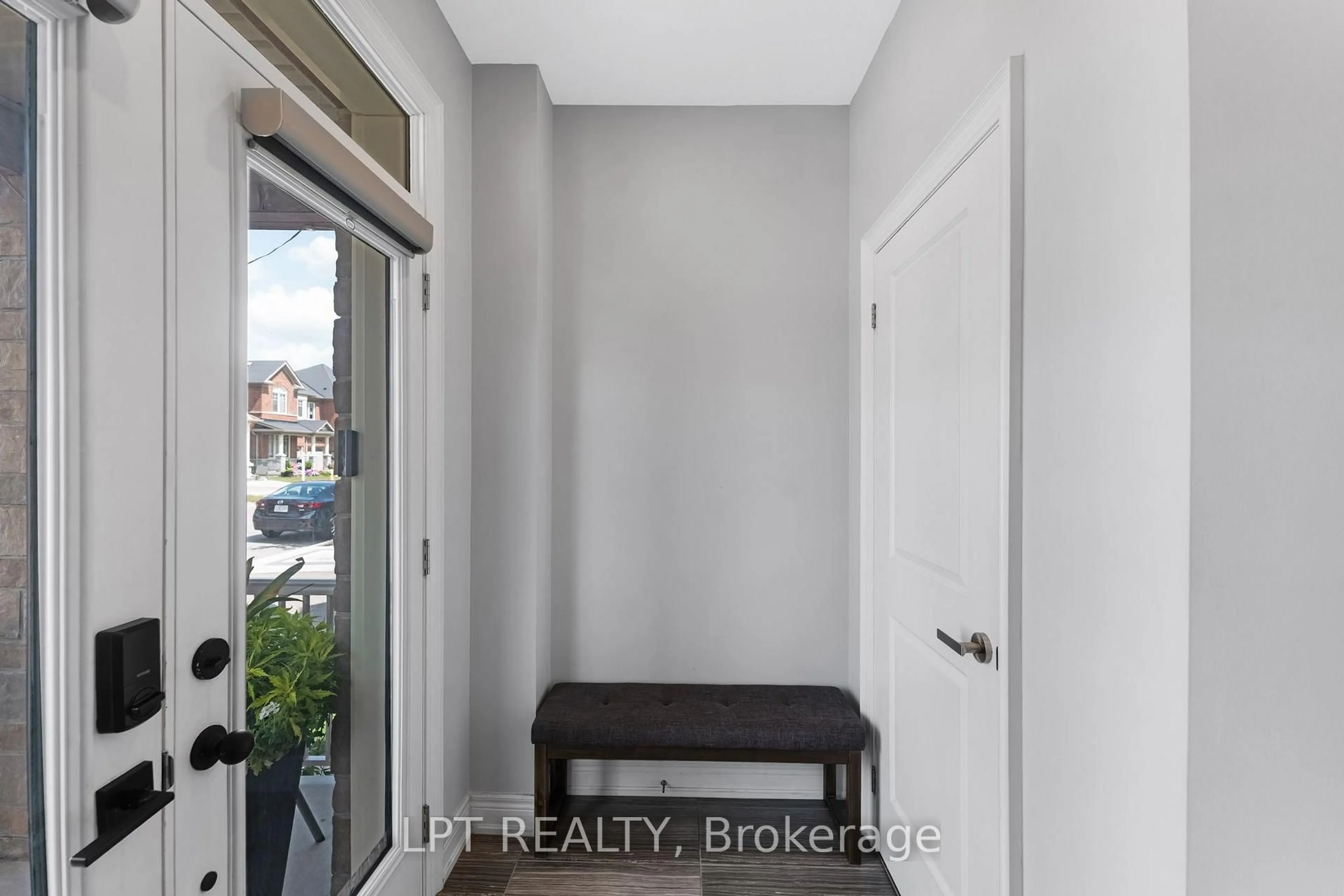 Indoor entryway for 33 Mondial Cres, East Gwillimbury Ontario L9N 0S1
