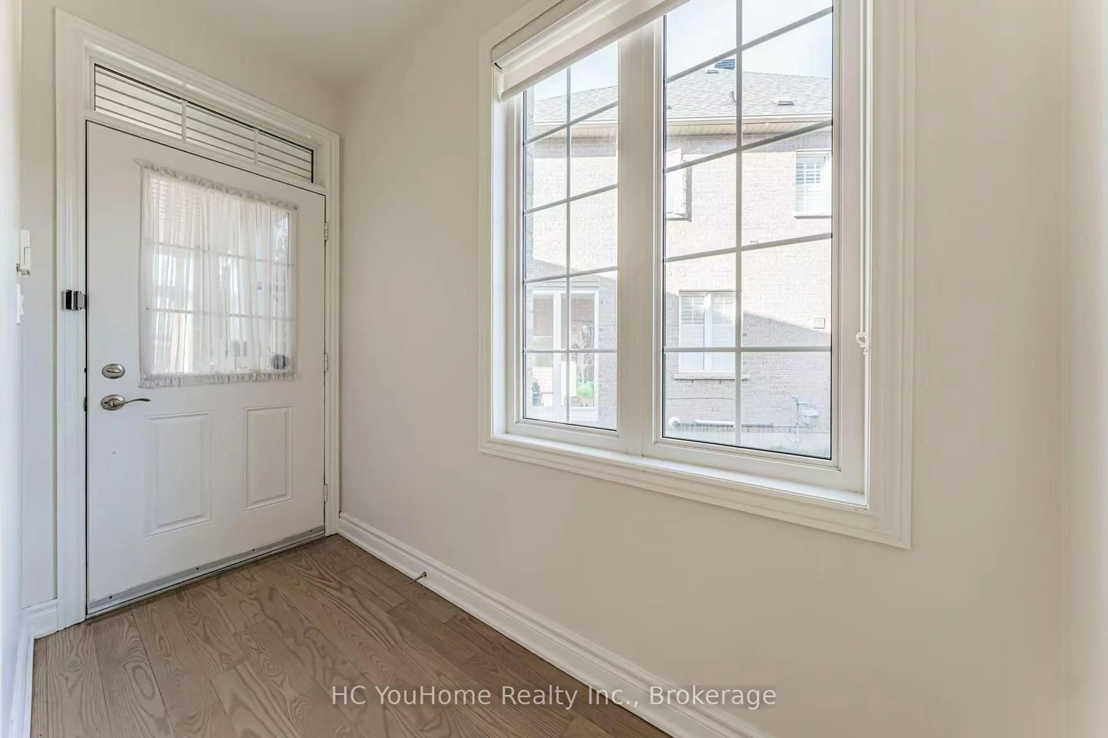 Indoor entryway for 37 Shell Crt, Richmond Hill Ontario L4S 0B1