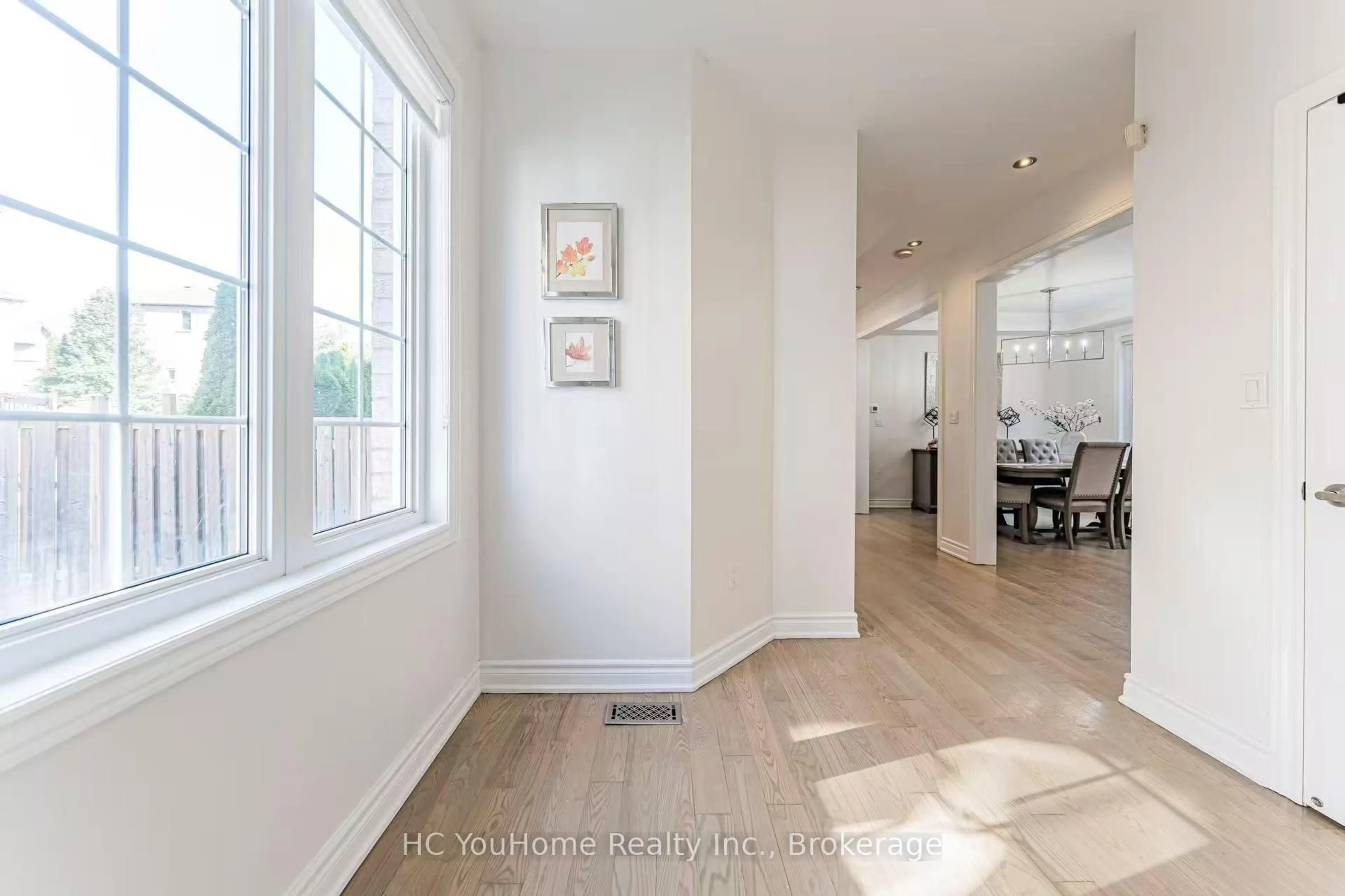 Indoor entryway for 37 Shell Crt, Richmond Hill Ontario L4S 0B1