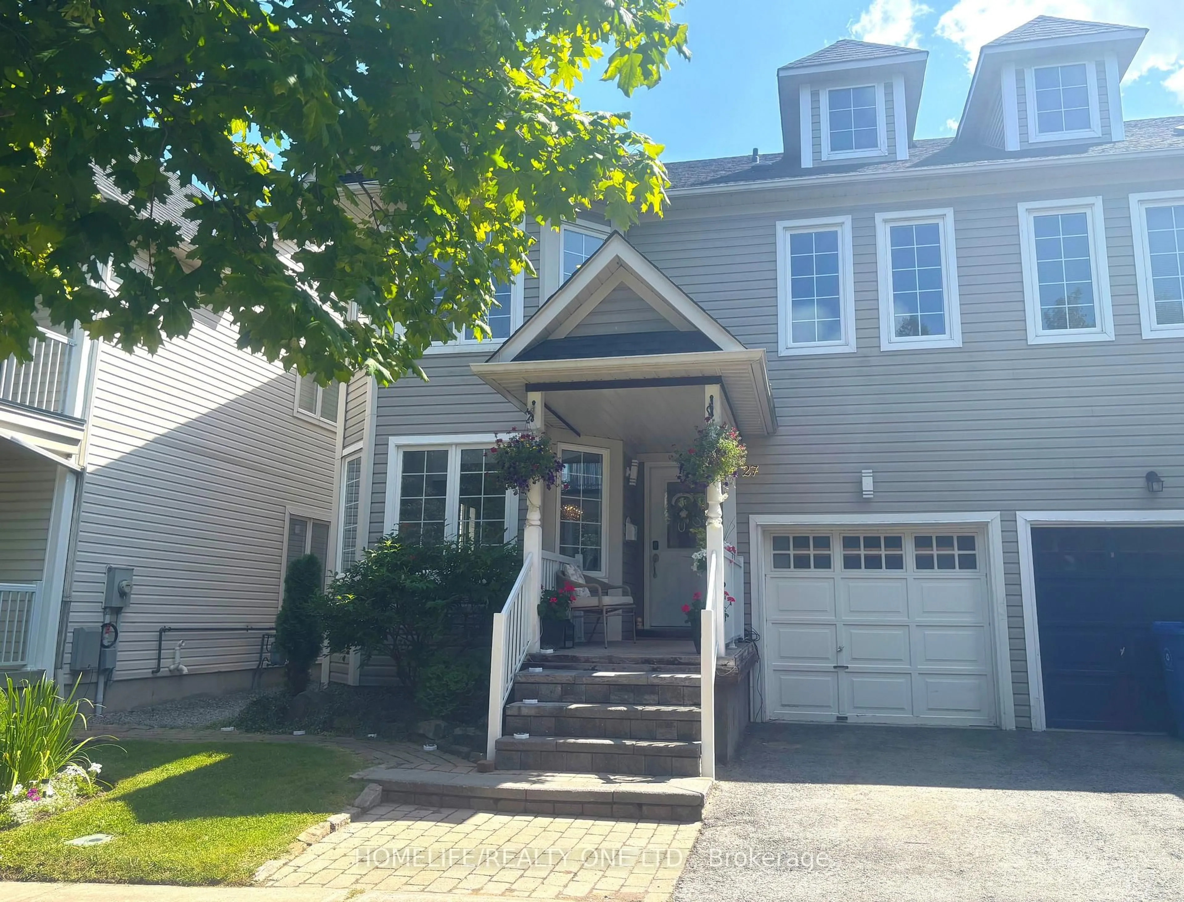Home with vinyl exterior material, street for 27 Glasgow Cres, Georgina Ontario L4P 4A9