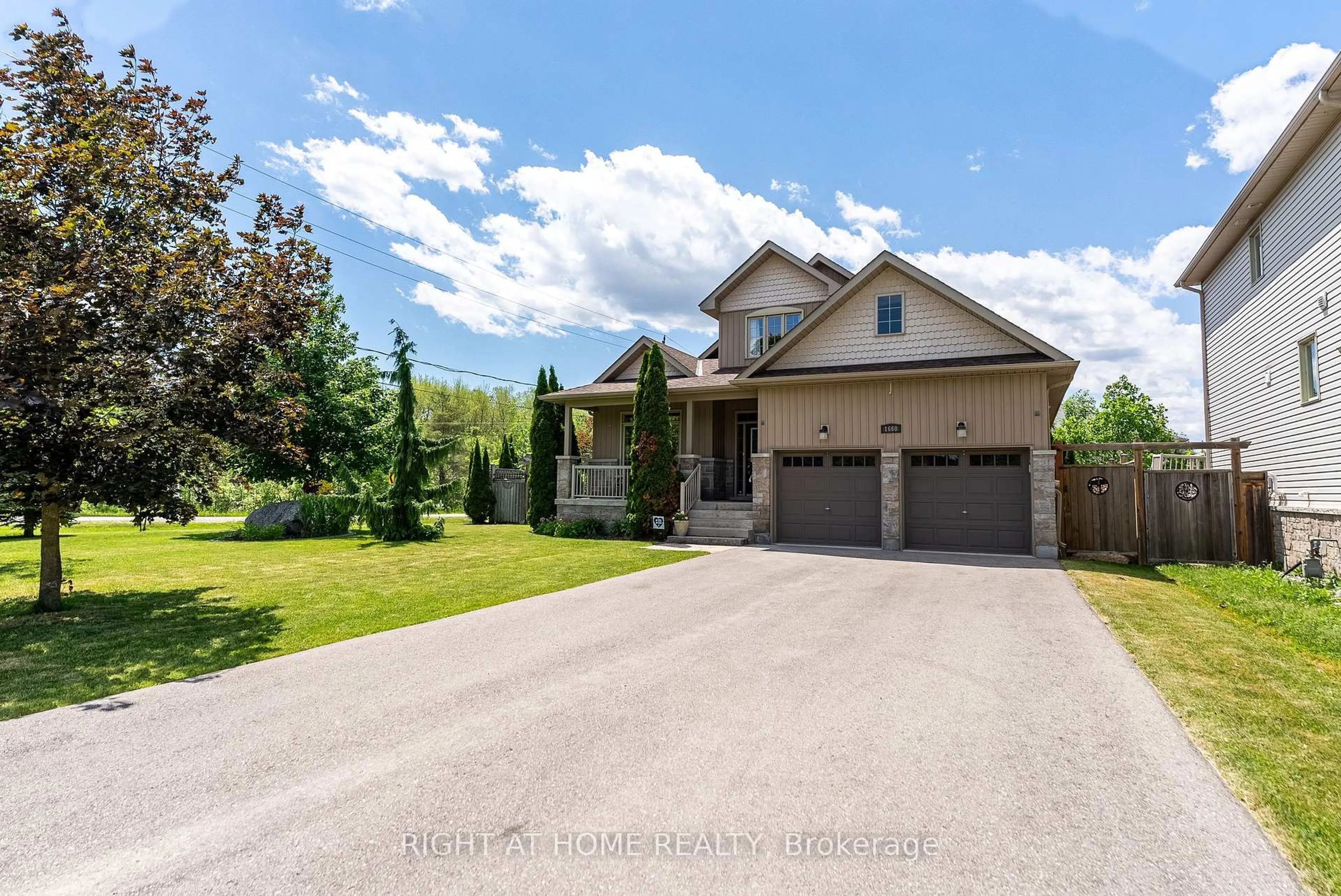 A pic from outside/outdoor area/front of a property/back of a property/a pic from drone, street for 1660 Moyer Ave, Innisfil Ontario L9S 1S8