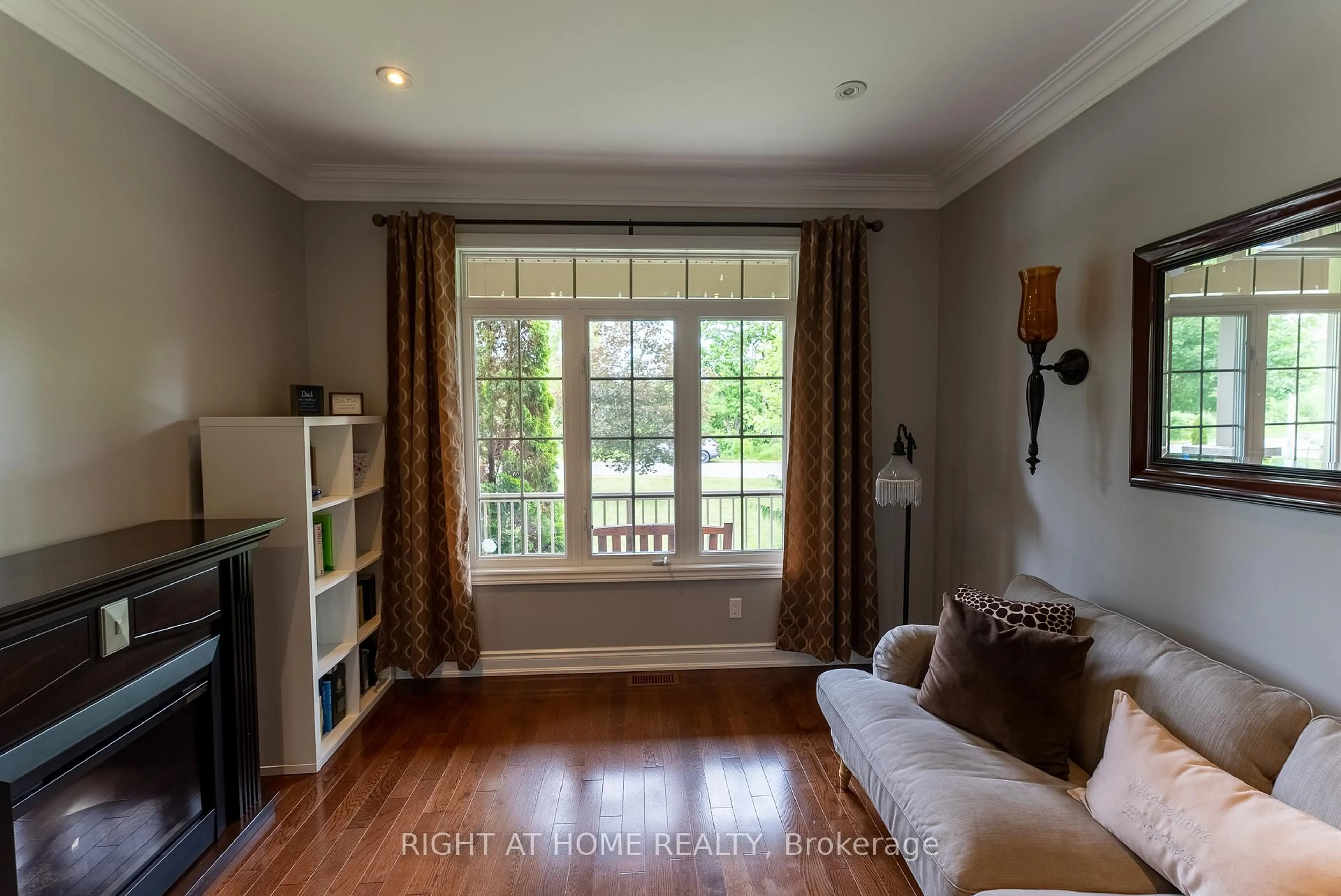 Living room with furniture, wood/laminate floor for 1660 Moyer Ave, Innisfil Ontario L9S 1S8