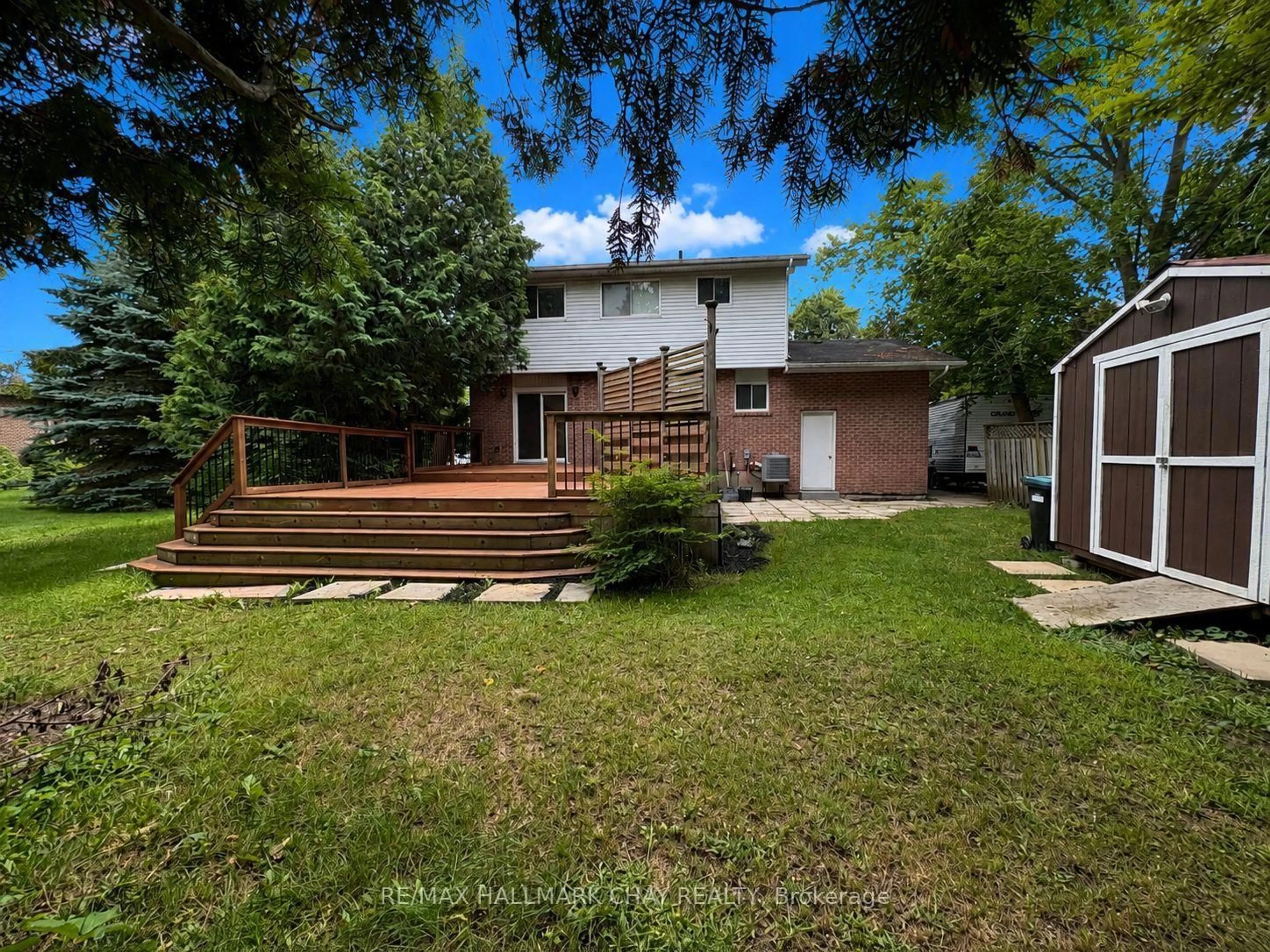 A pic from outside/outdoor area/front of a property/back of a property/a pic from drone, forest/trees view for 34 Boyne Cres, New Tecumseth Ontario L9R 1K5