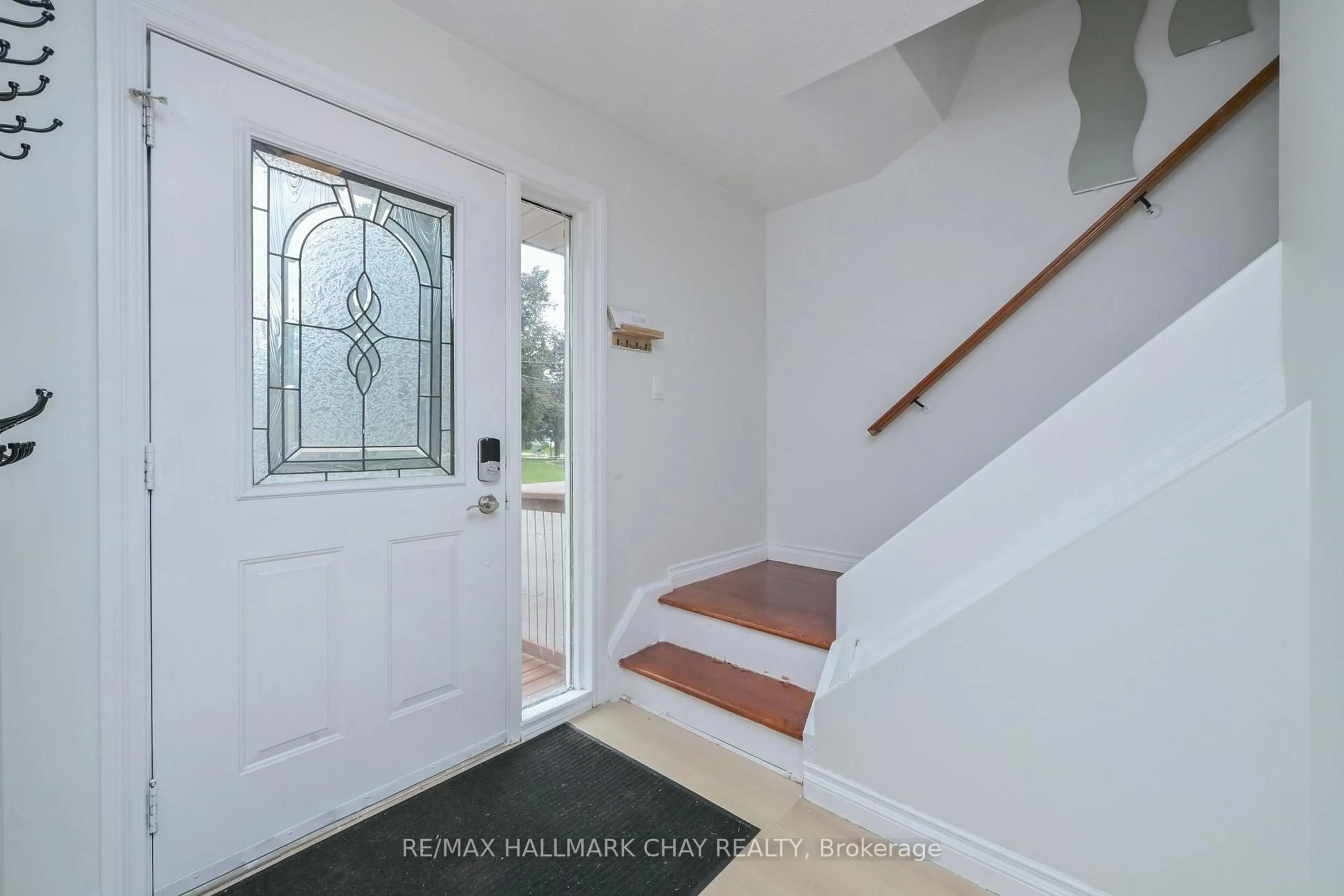 Indoor entryway for 34 Boyne Cres, New Tecumseth Ontario L9R 1K5
