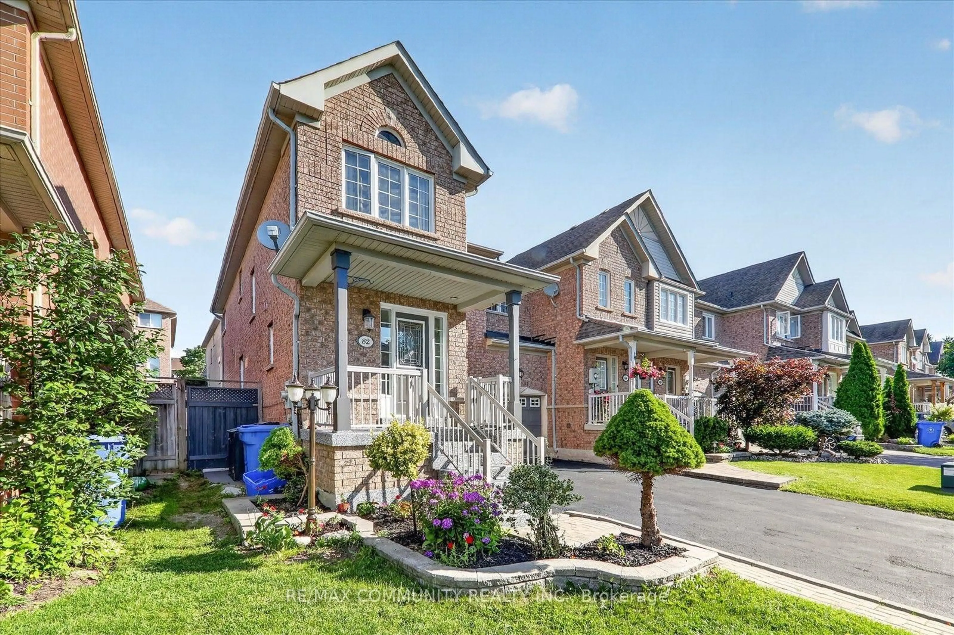 Home with brick exterior material, street for 82 Burgess Cres, Newmarket Ontario L3X 2T8