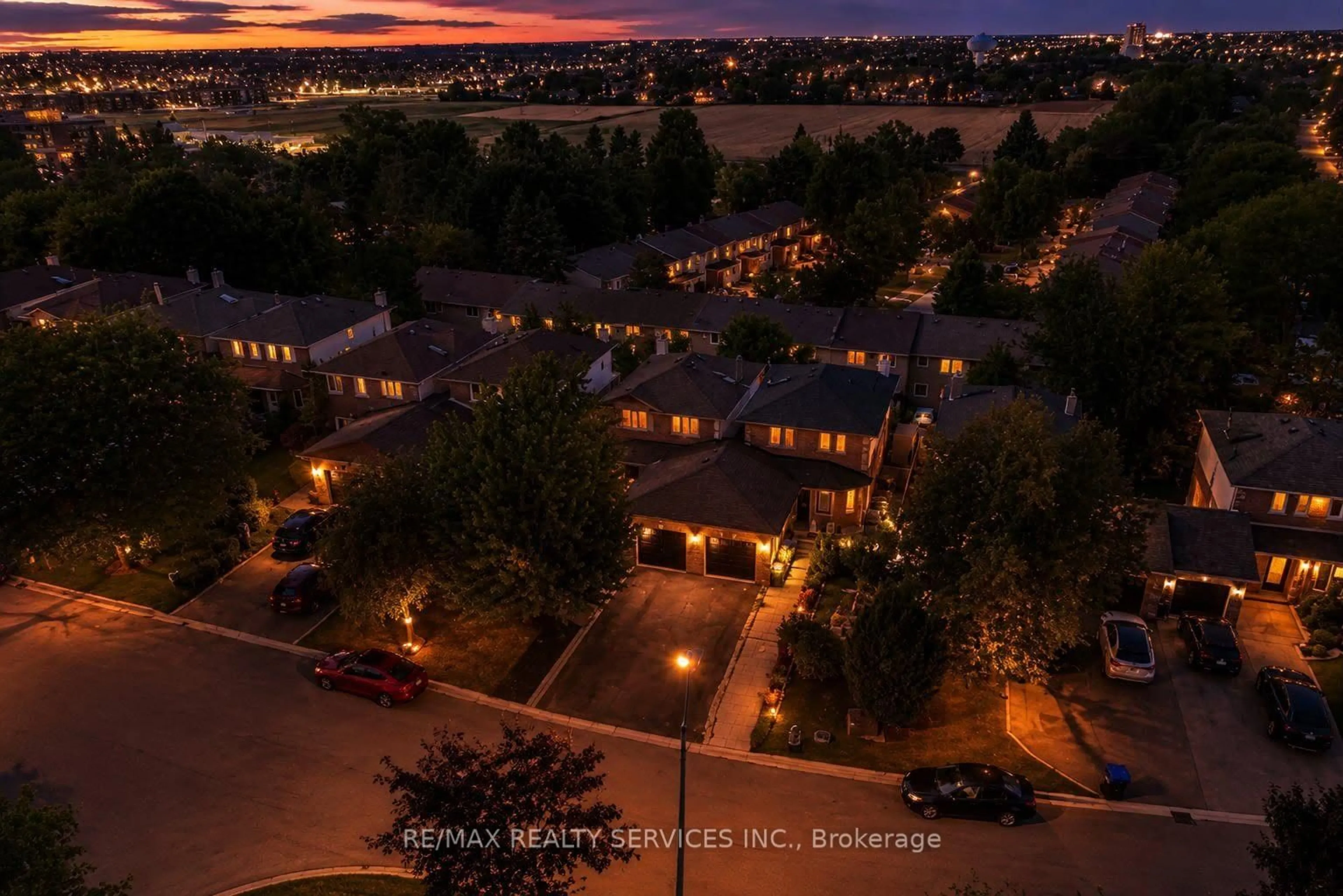A pic from outside/outdoor area/front of a property/back of a property/a pic from drone, unknown for 46 Magani Ave, Bradford West Gwillimbury Ontario L3Z 2S3