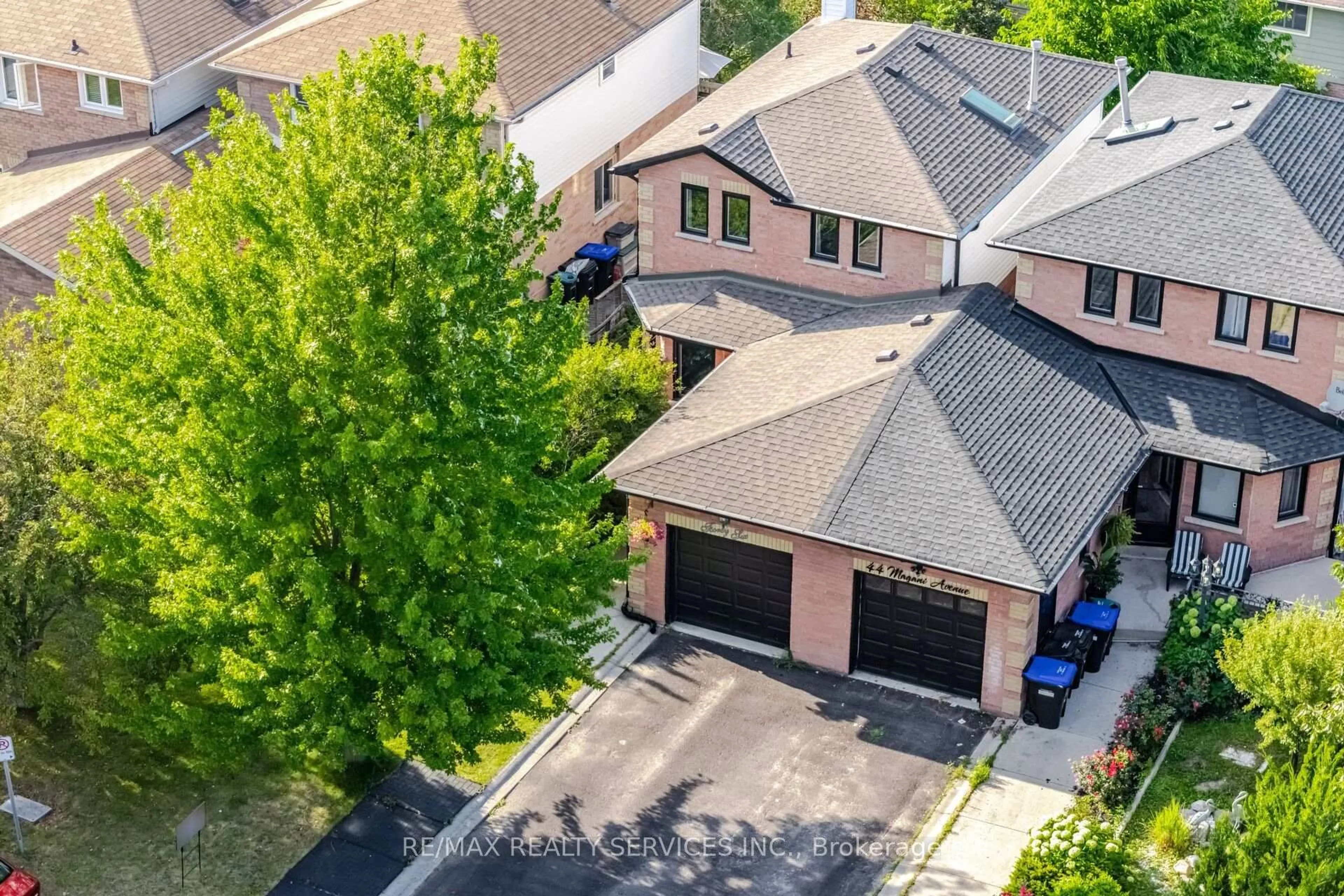 A pic from outside/outdoor area/front of a property/back of a property/a pic from drone, street for 46 Magani Ave, Bradford West Gwillimbury Ontario L3Z 2S3