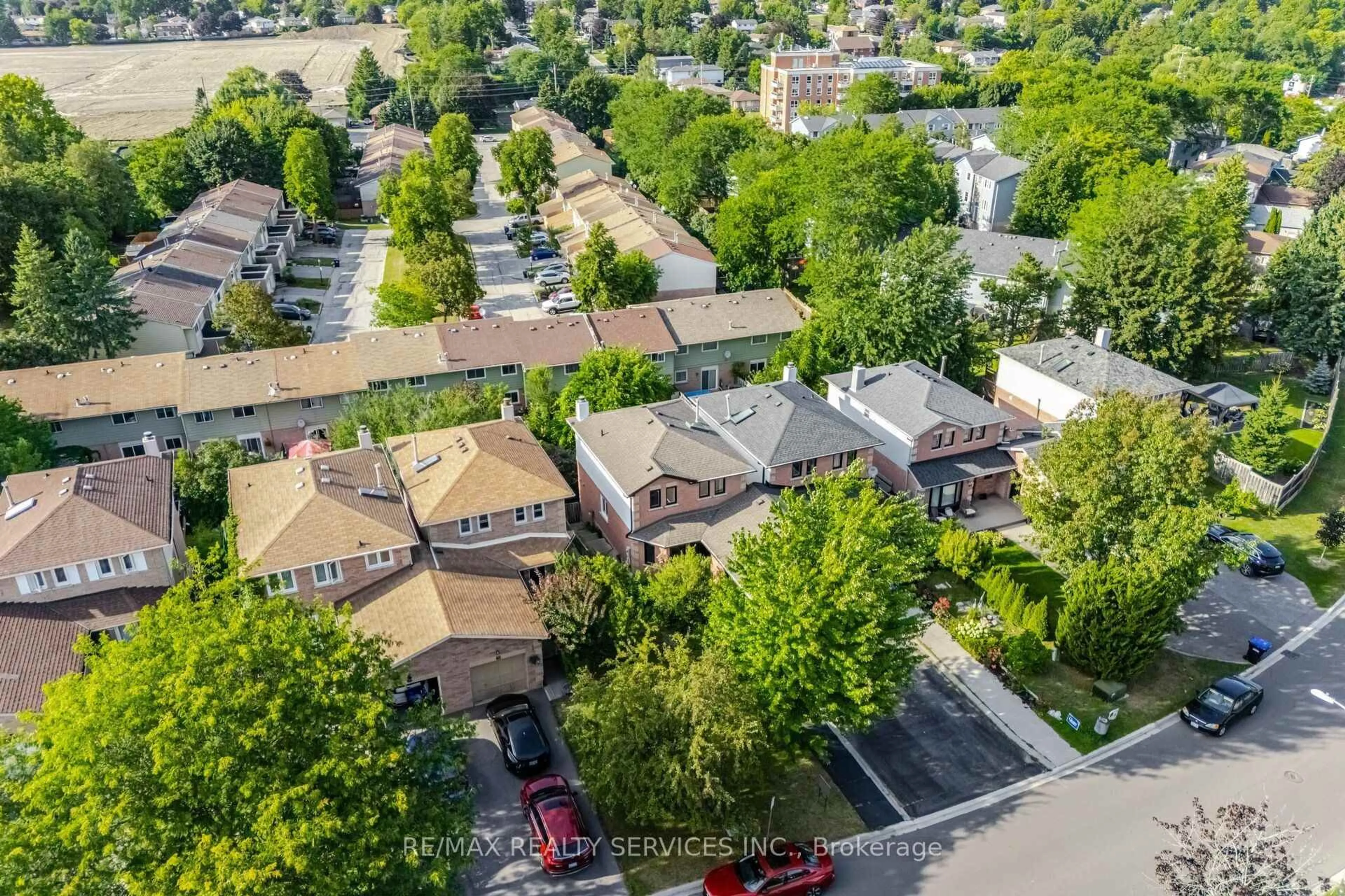 A pic from outside/outdoor area/front of a property/back of a property/a pic from drone, unknown for 46 Magani Ave, Bradford West Gwillimbury Ontario L3Z 2S3