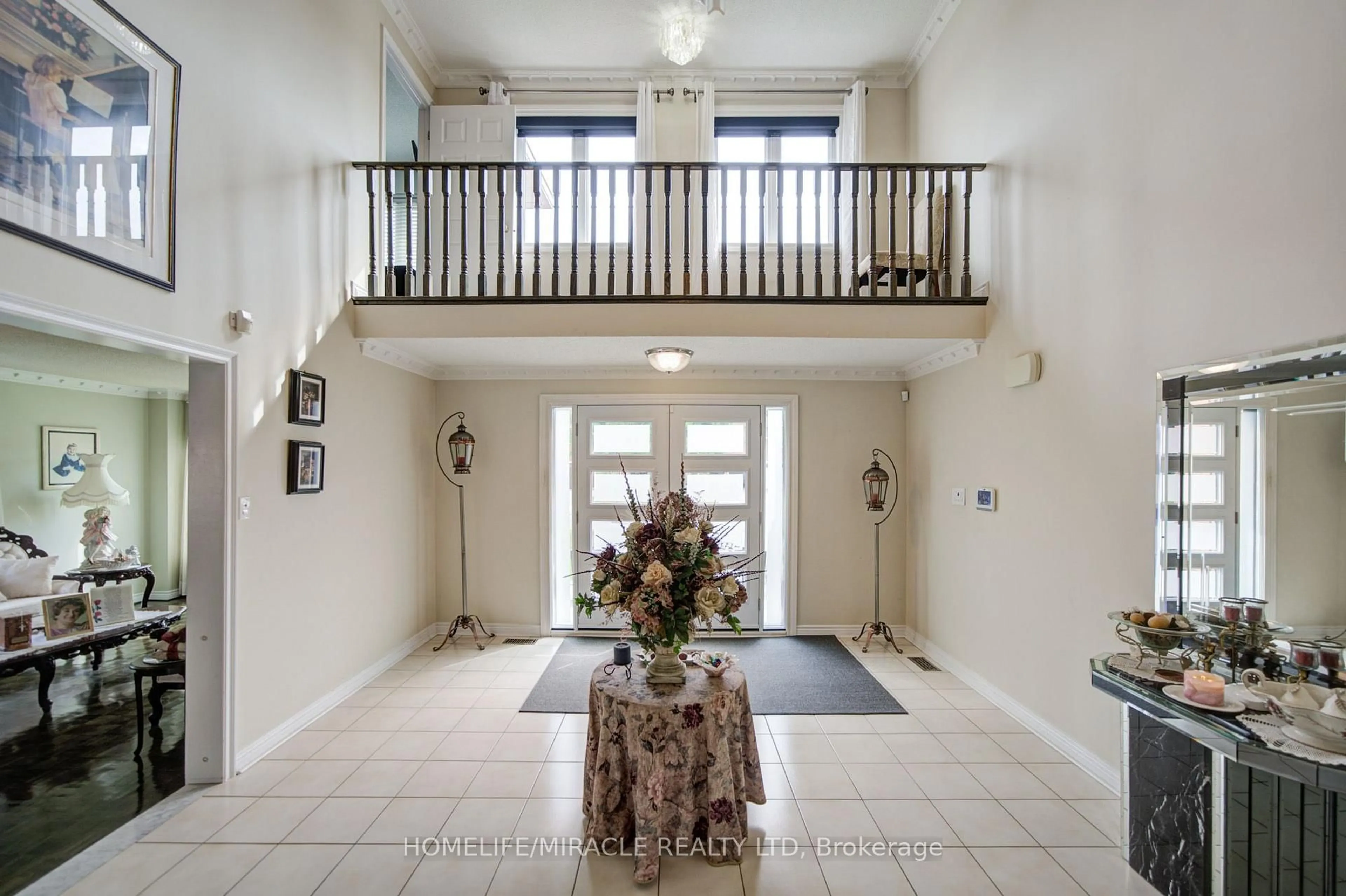 Indoor foyer for 756 Kingsmere Ave, Newmarket Ontario L3X 1K6