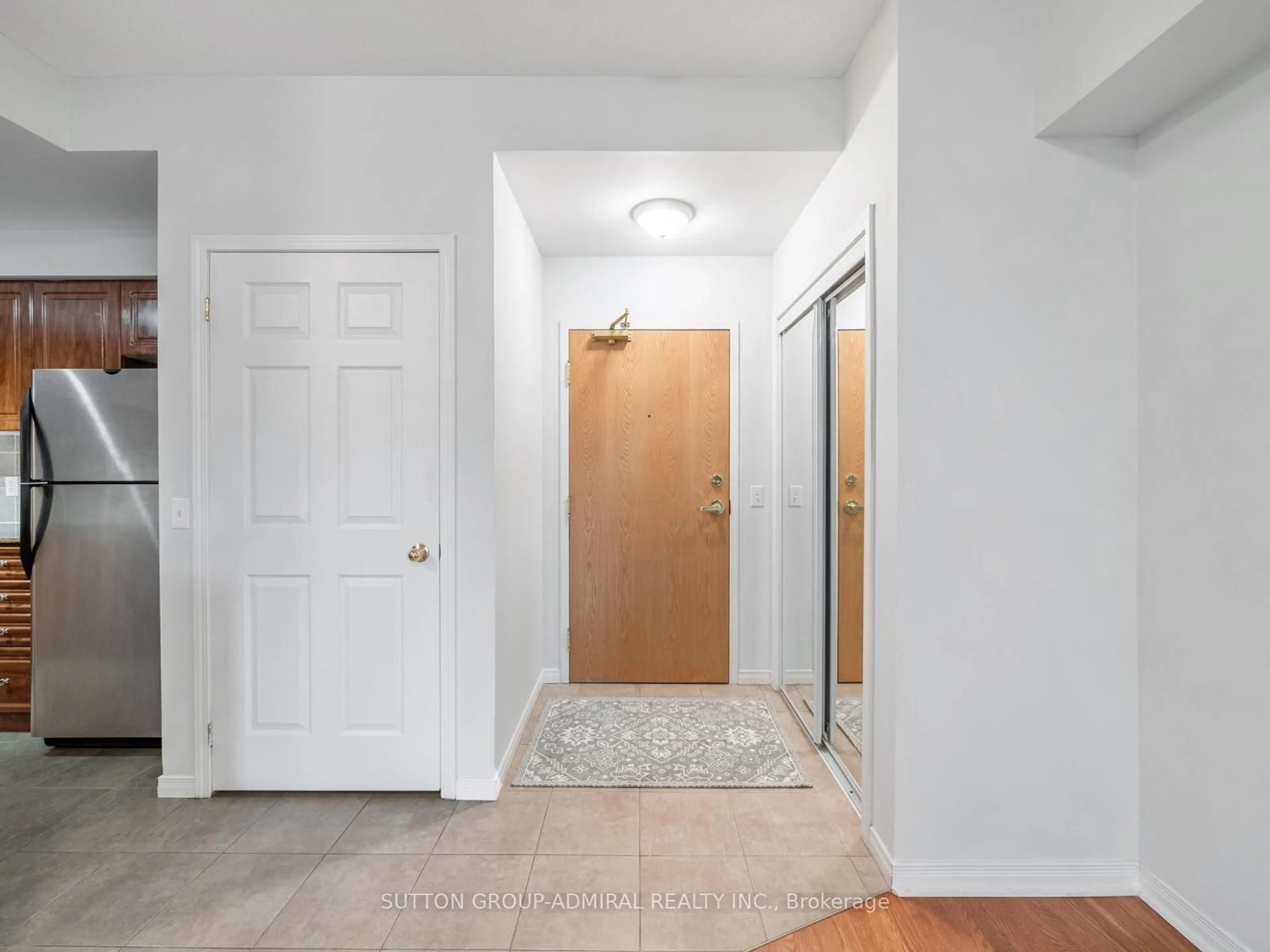 Indoor entryway for 1 Maison Parc Crt #215, Vaughan Ontario L4J 9K1