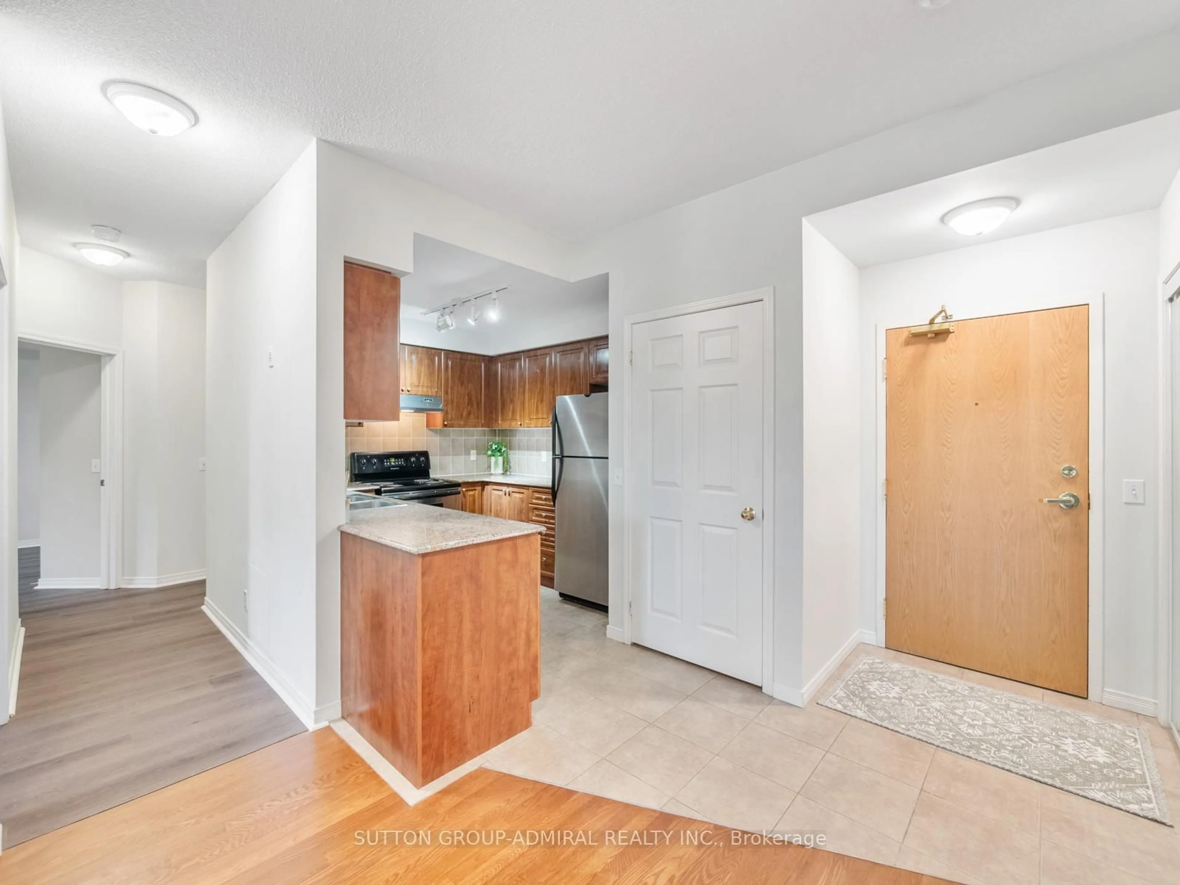 Standard kitchen, unknown for 1 Maison Parc Crt #215, Vaughan Ontario L4J 9K1