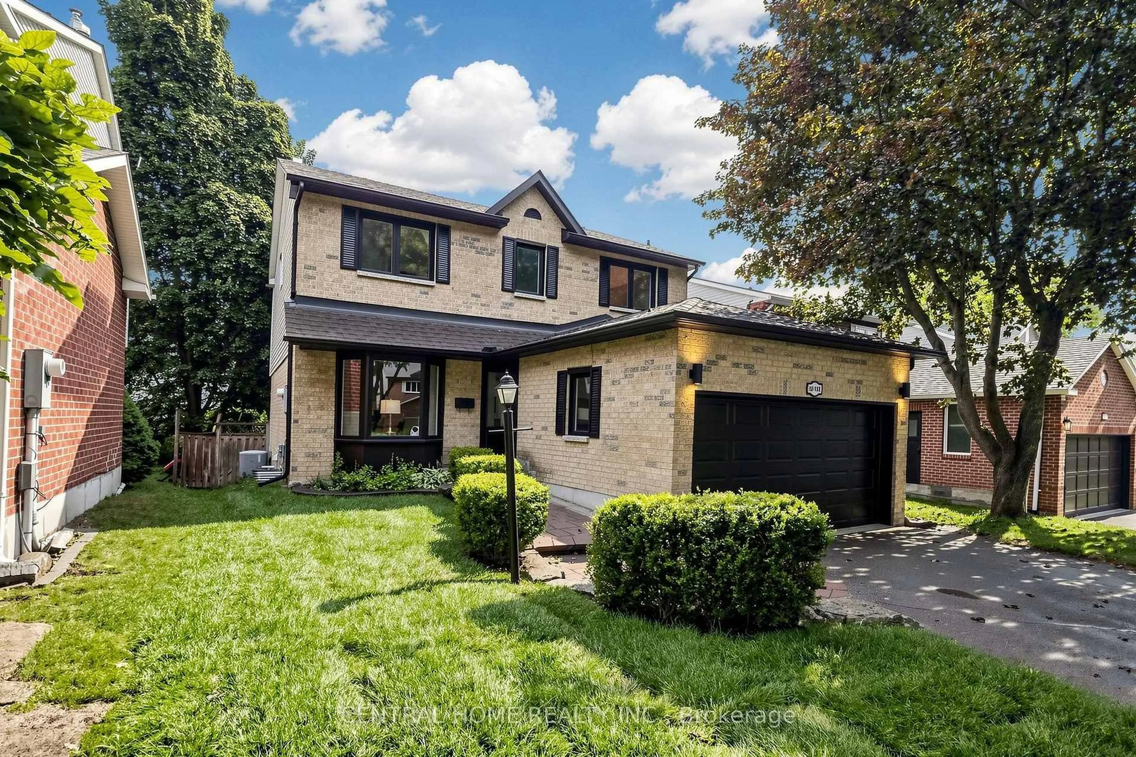 Home with brick exterior material, street for 15 Closs Sq, Aurora Ontario L4G 5H9