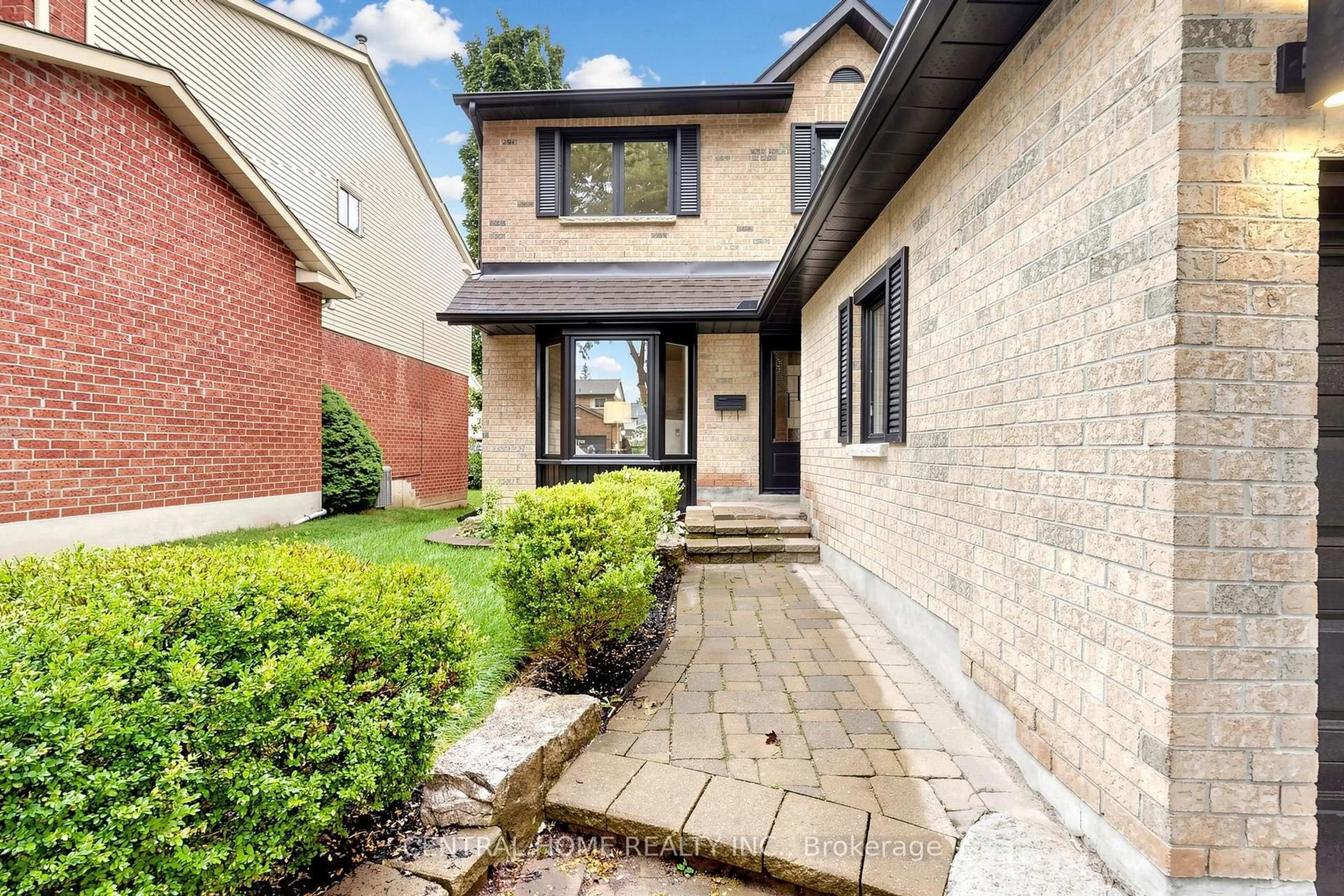 Home with brick exterior material, street for 15 Closs Sq, Aurora Ontario L4G 5H9