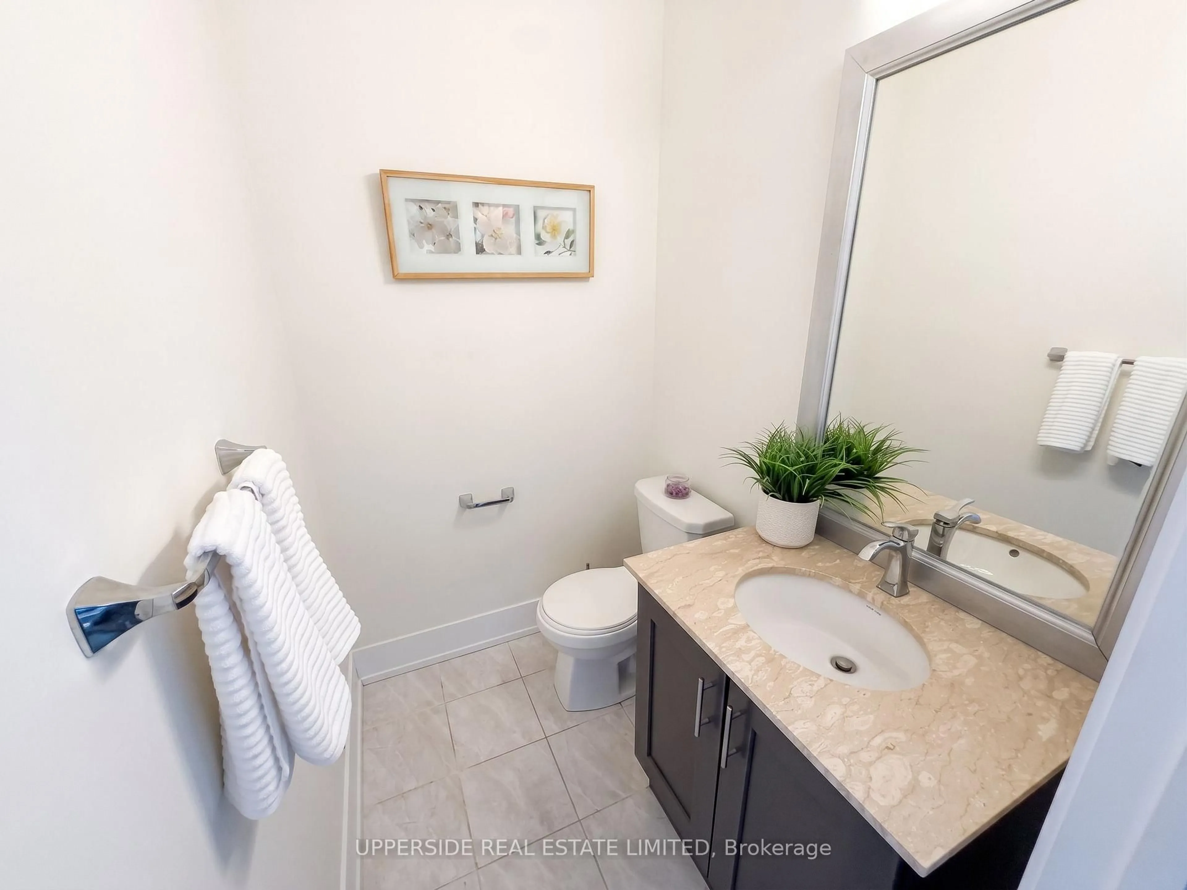 Standard bathroom, ceramic/tile floor for 8 Sable Rd, Vaughan Ontario L4J 0K1