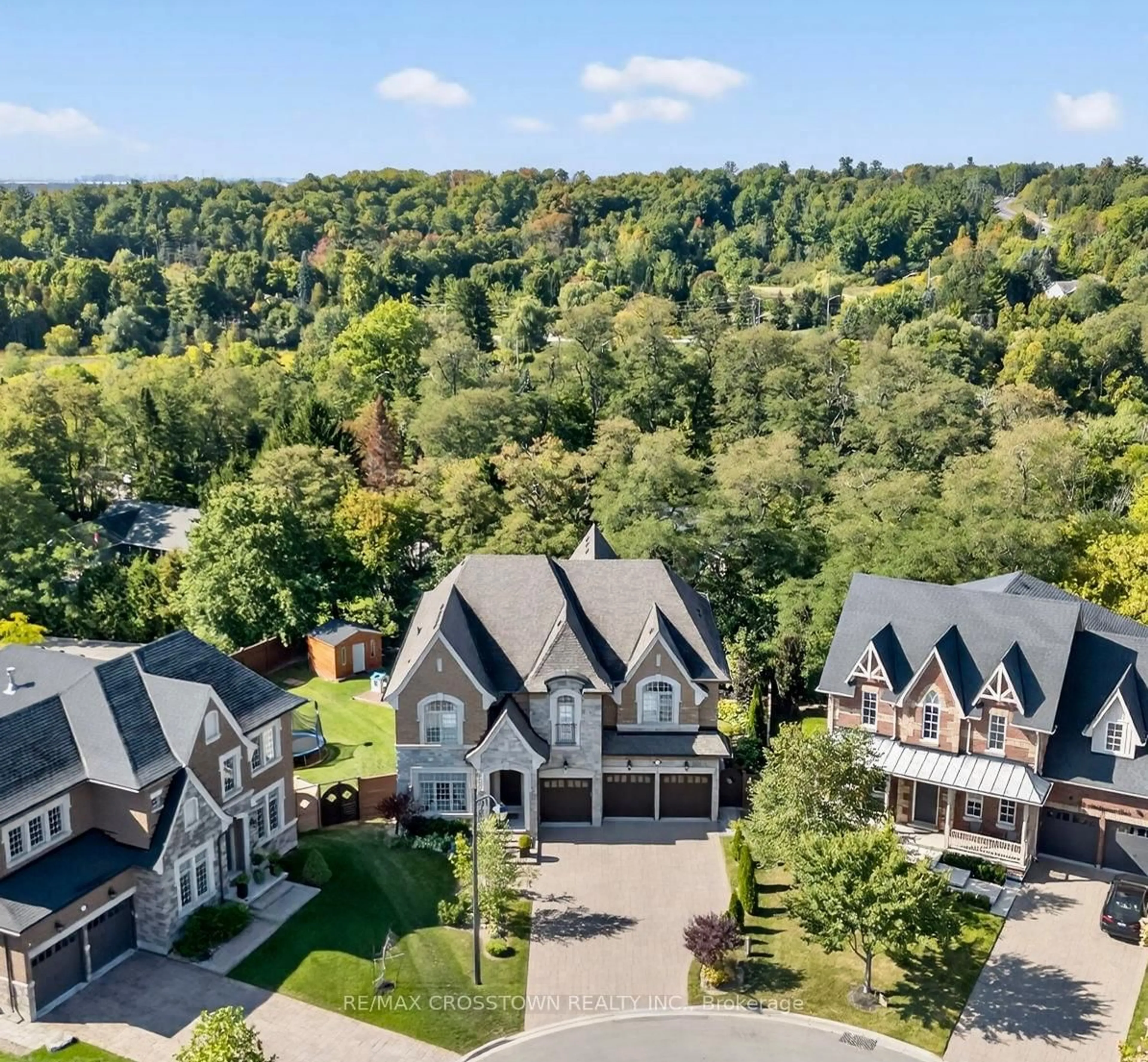 A pic from outside/outdoor area/front of a property/back of a property/a pic from drone, unknown for 10 Annsleywood Crt, Vaughan Ontario L4H 4G6