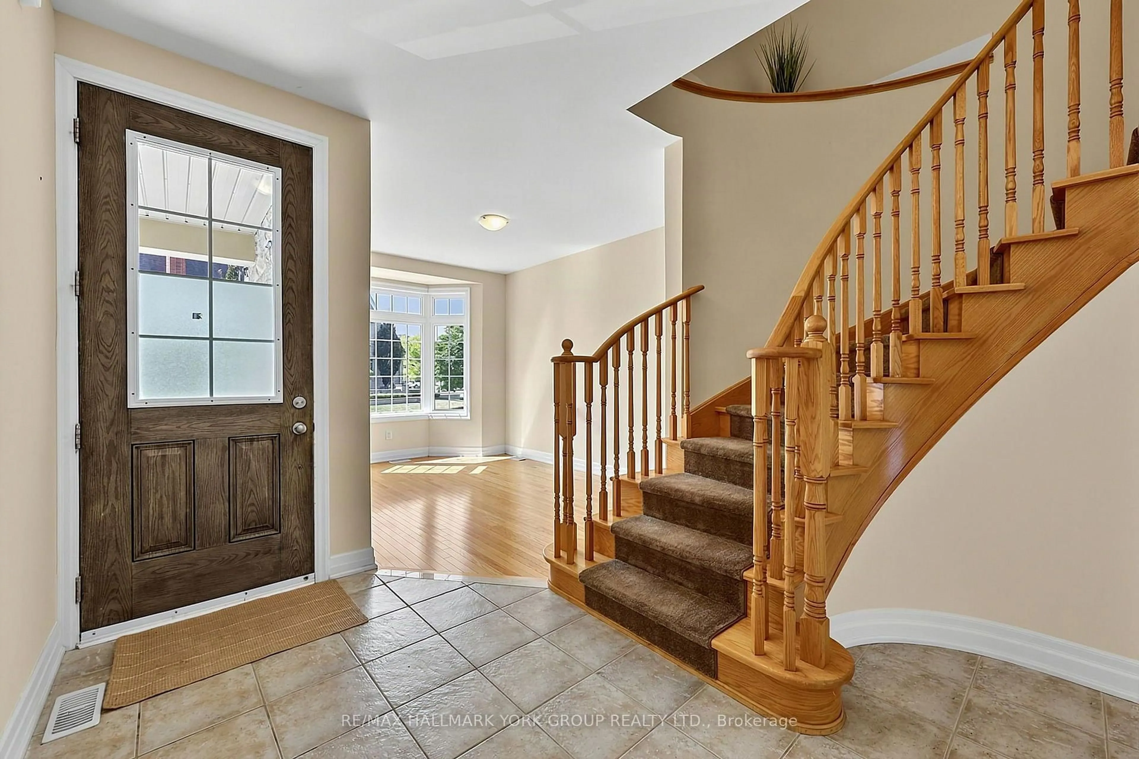 Indoor entryway for 36 Alex Campbell Cres, King Ontario L7B 1K9