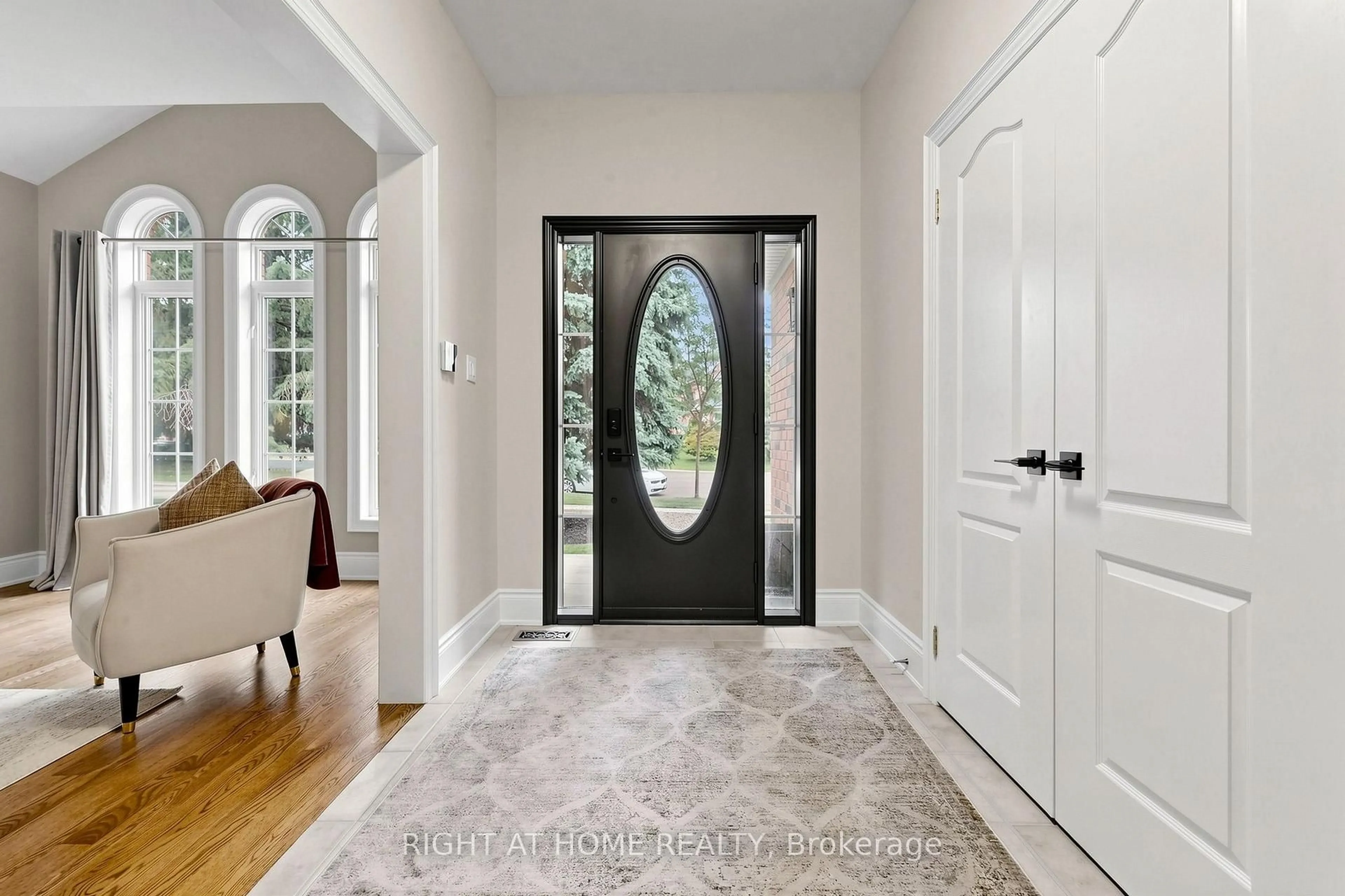 Indoor entryway for 1019 Northern Prospect Cres, Newmarket Ontario L3X 1N7
