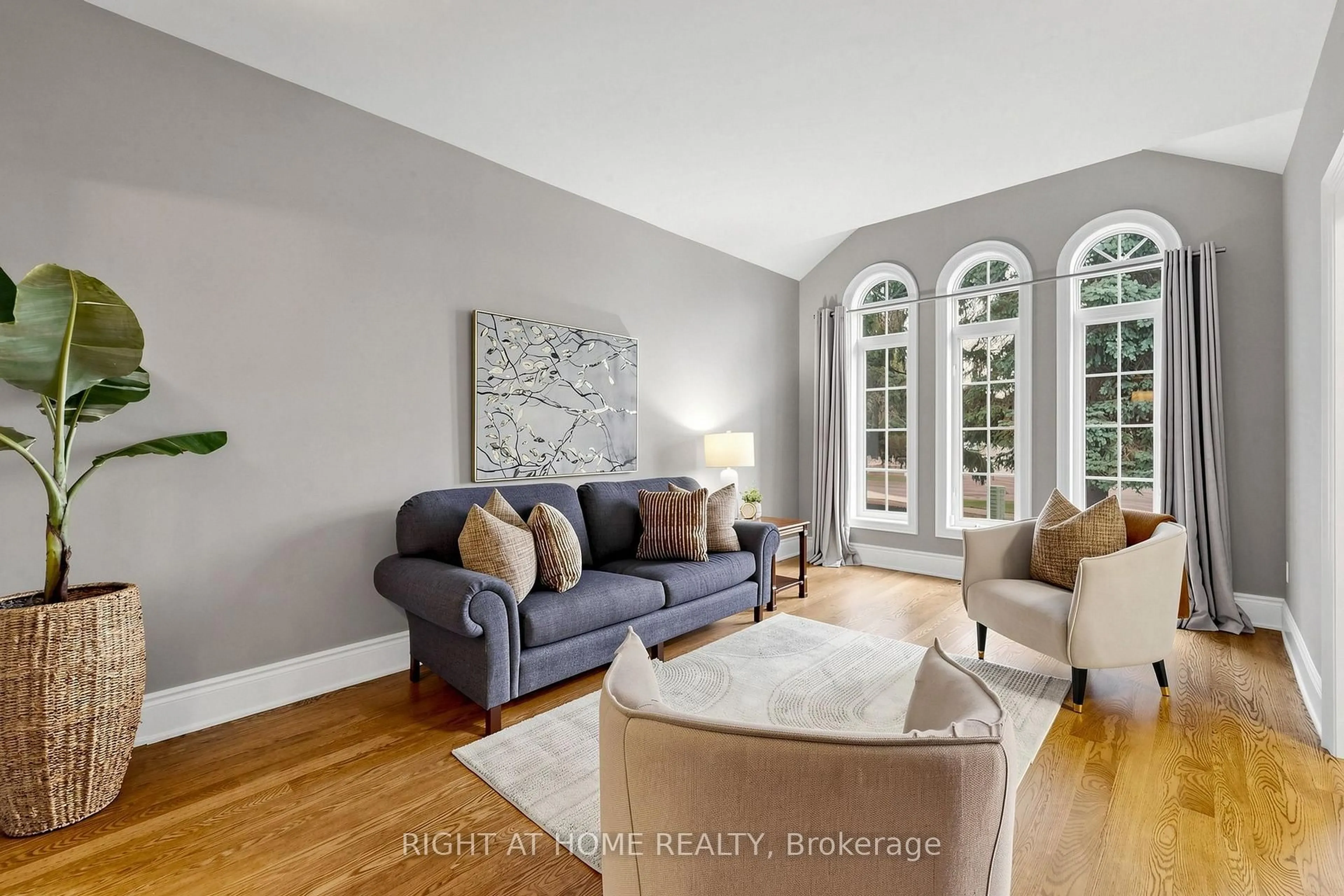 Living room with furniture, unknown for 1019 Northern Prospect Cres, Newmarket Ontario L3X 1N7