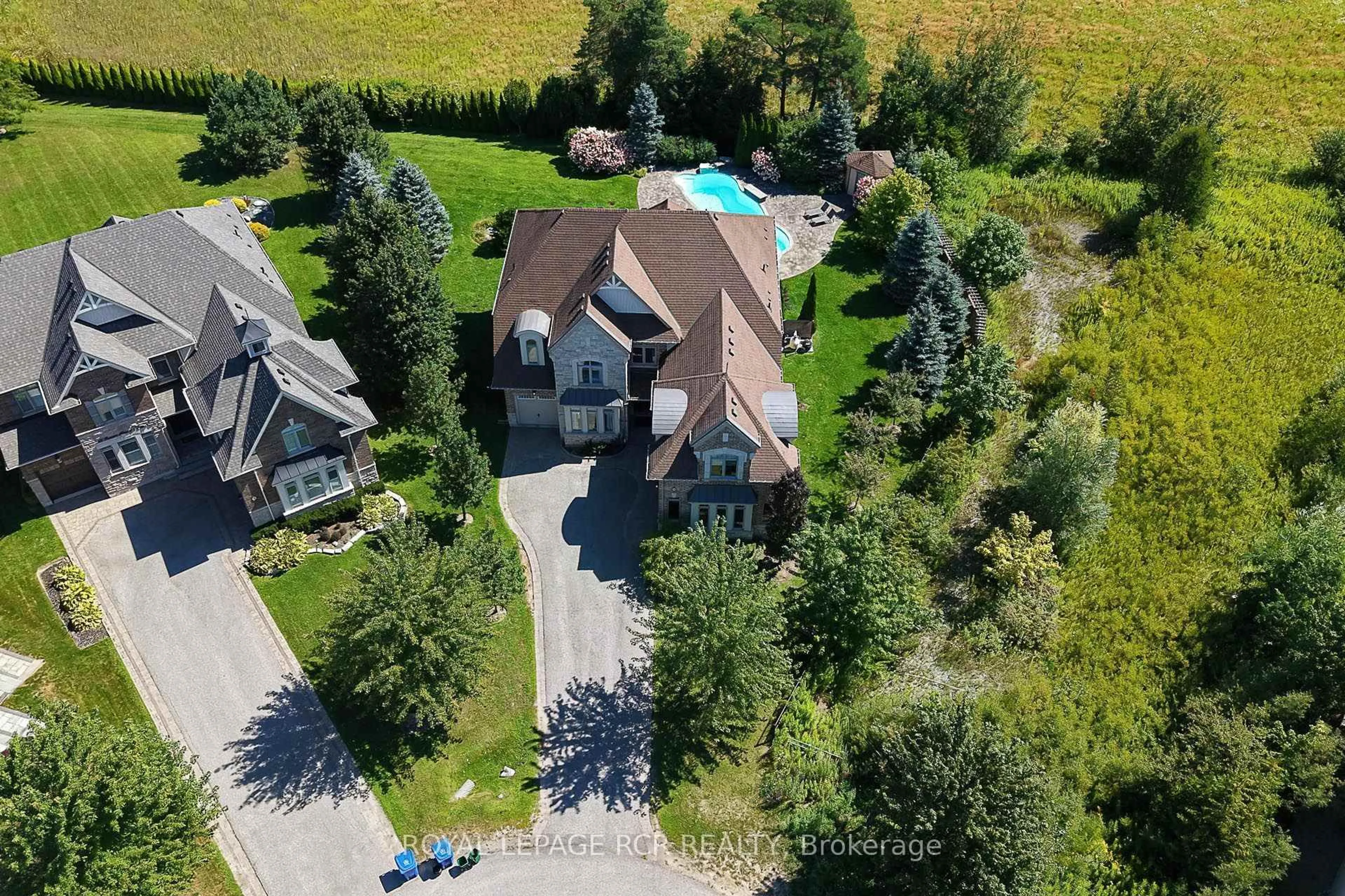A pic from outside/outdoor area/front of a property/back of a property/a pic from drone, unknown for 35 Somer Rumm Crt, Whitchurch-Stouffville Ontario L4A 1X8