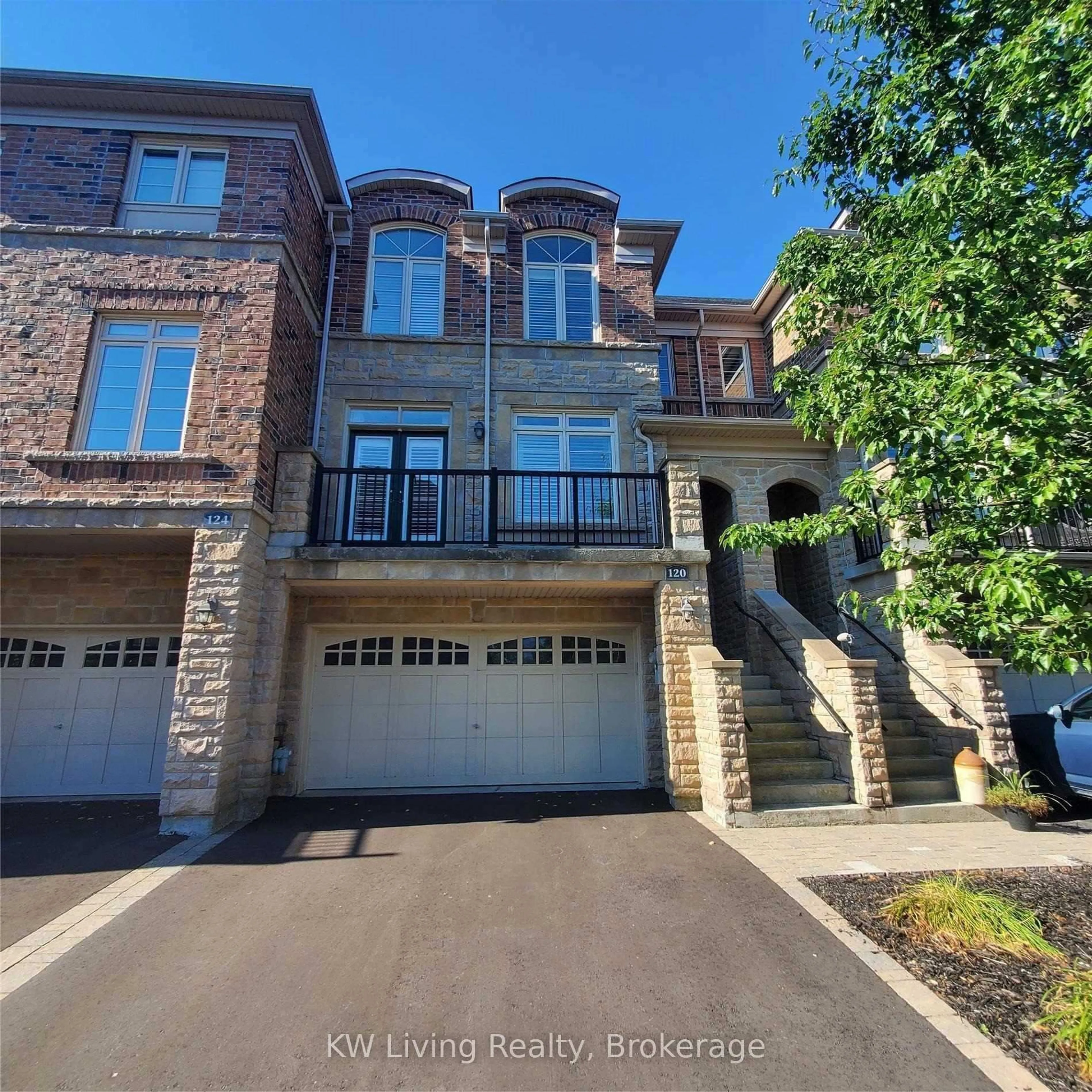 A pic from outside/outdoor area/front of a property/back of a property/a pic from drone, street for 120 Chapman Crt, Aurora Ontario L4G 0E2