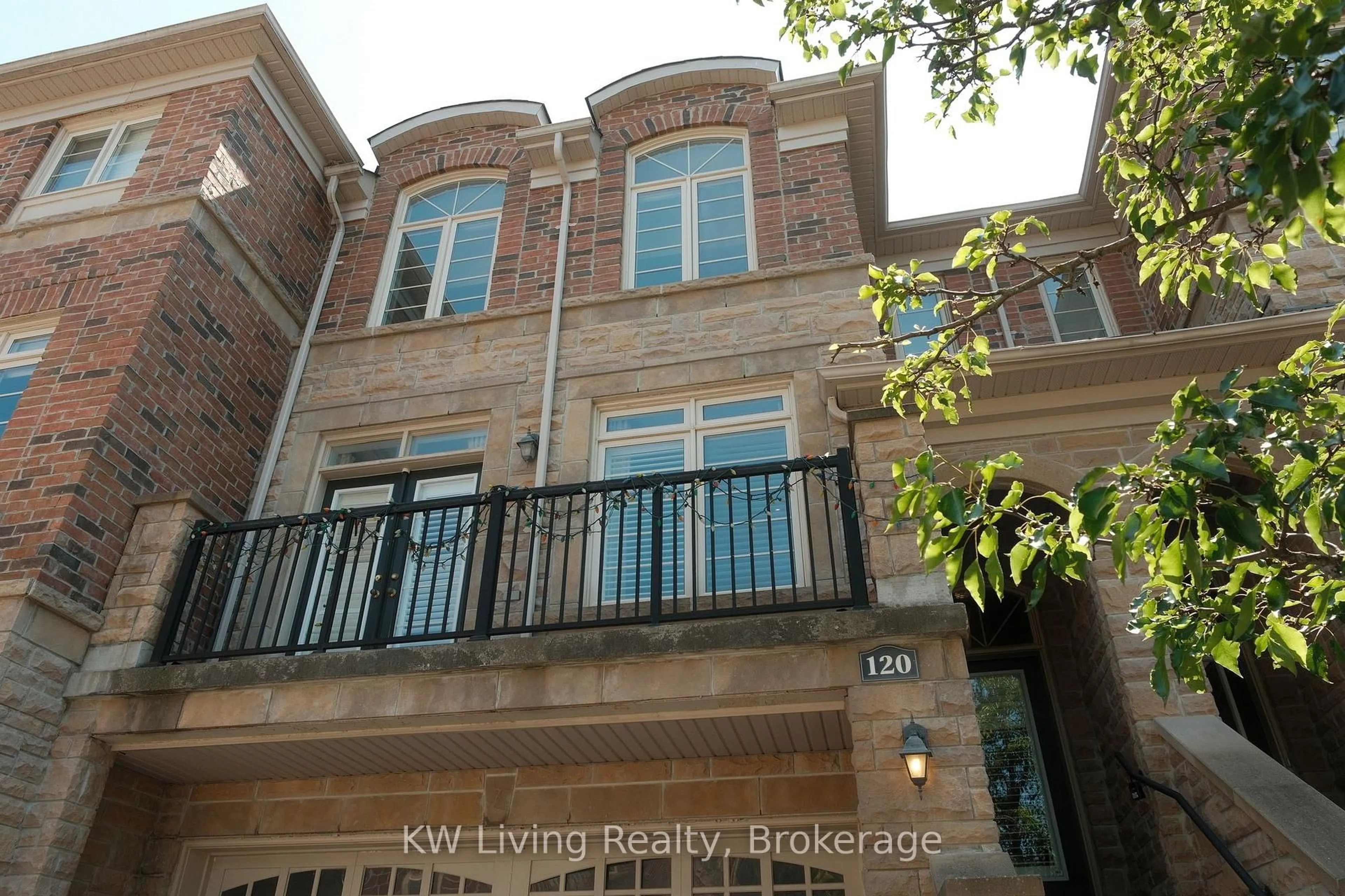 Home with brick exterior material, building for 120 Chapman Crt, Aurora Ontario L4G 0E2