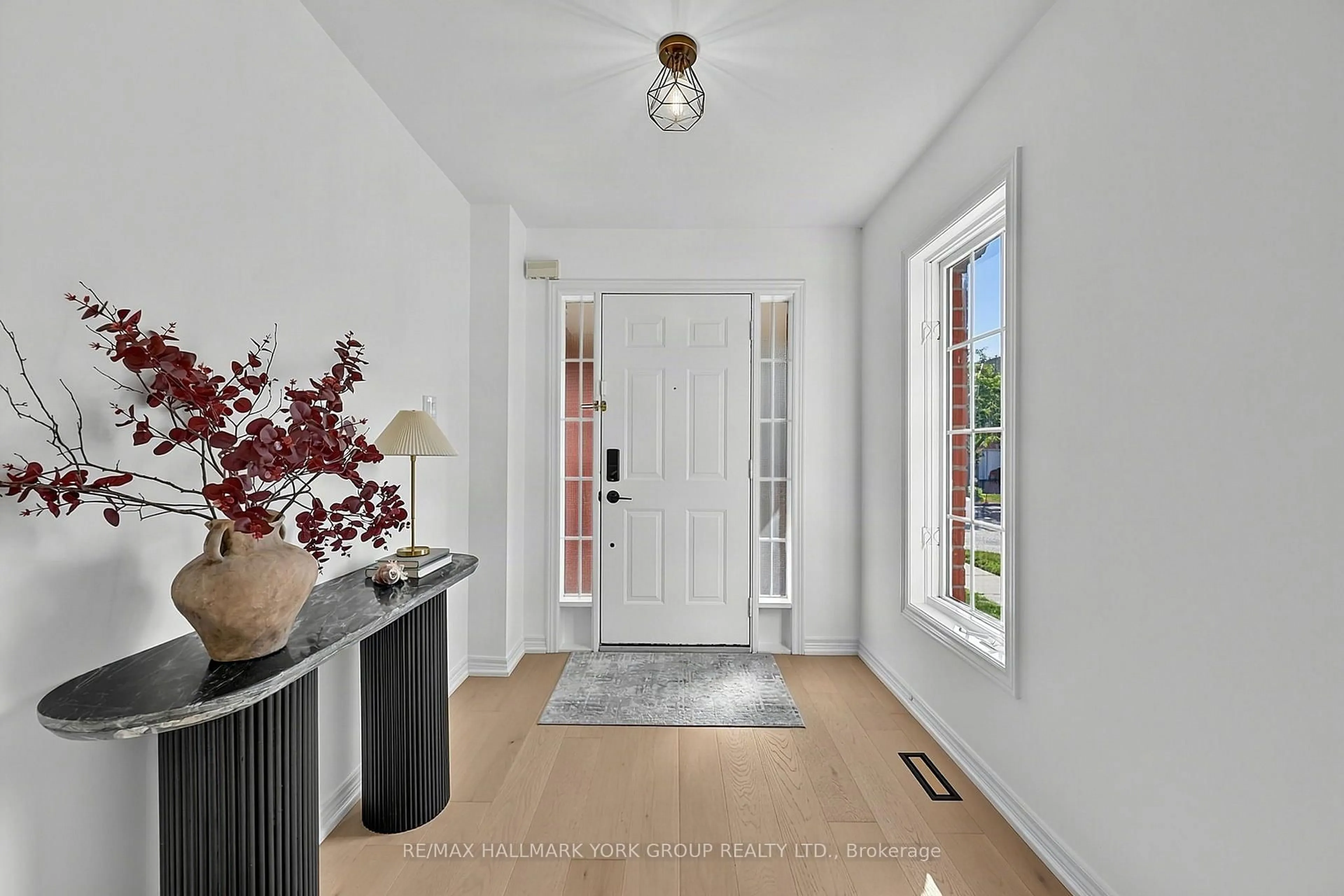 Indoor entryway for 74 Snedden Ave, Aurora Ontario L4G 7K7