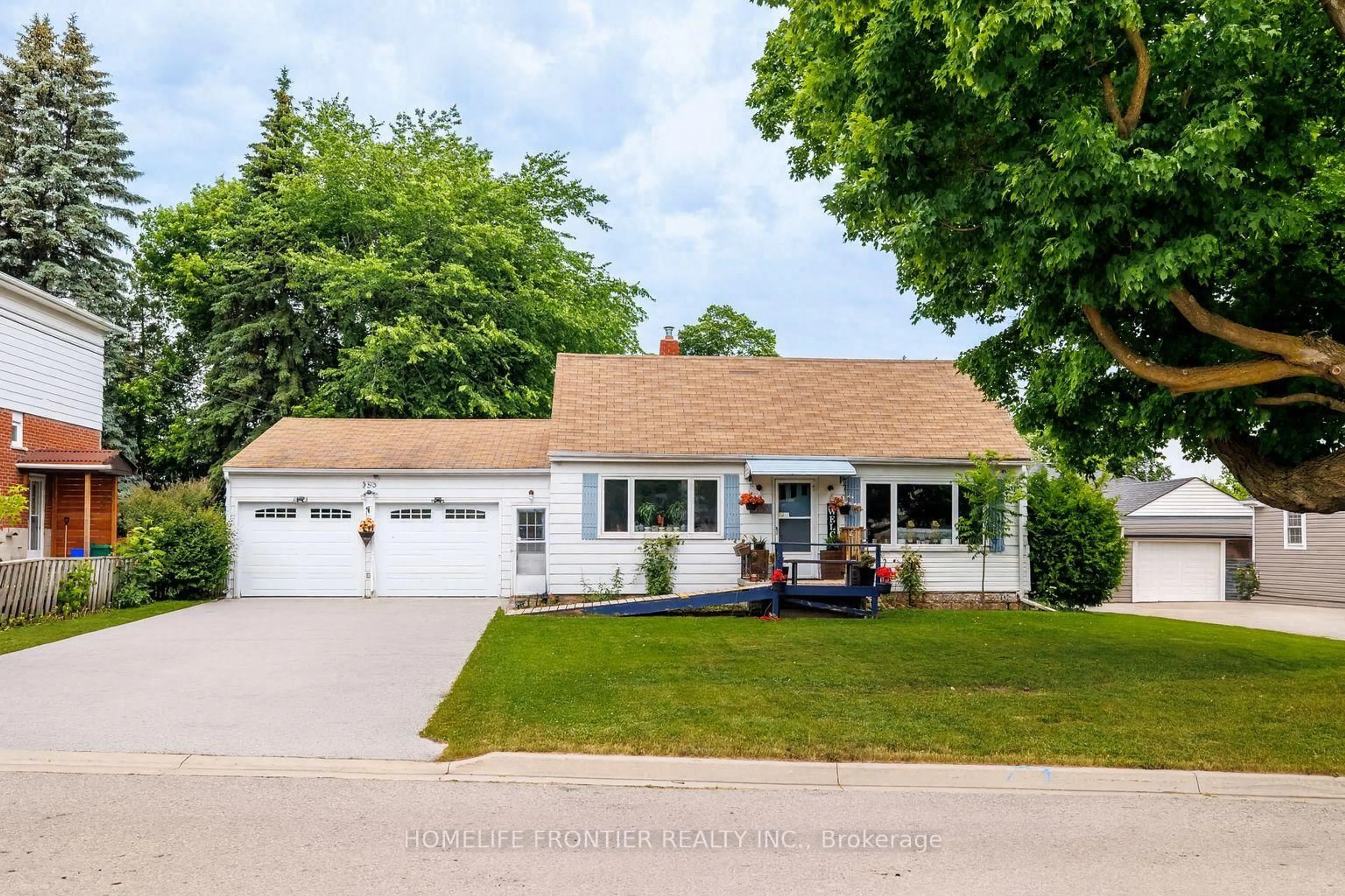 Home with vinyl exterior material, street for 593 Watson Ave, Newmarket Ontario L3Y 2V2