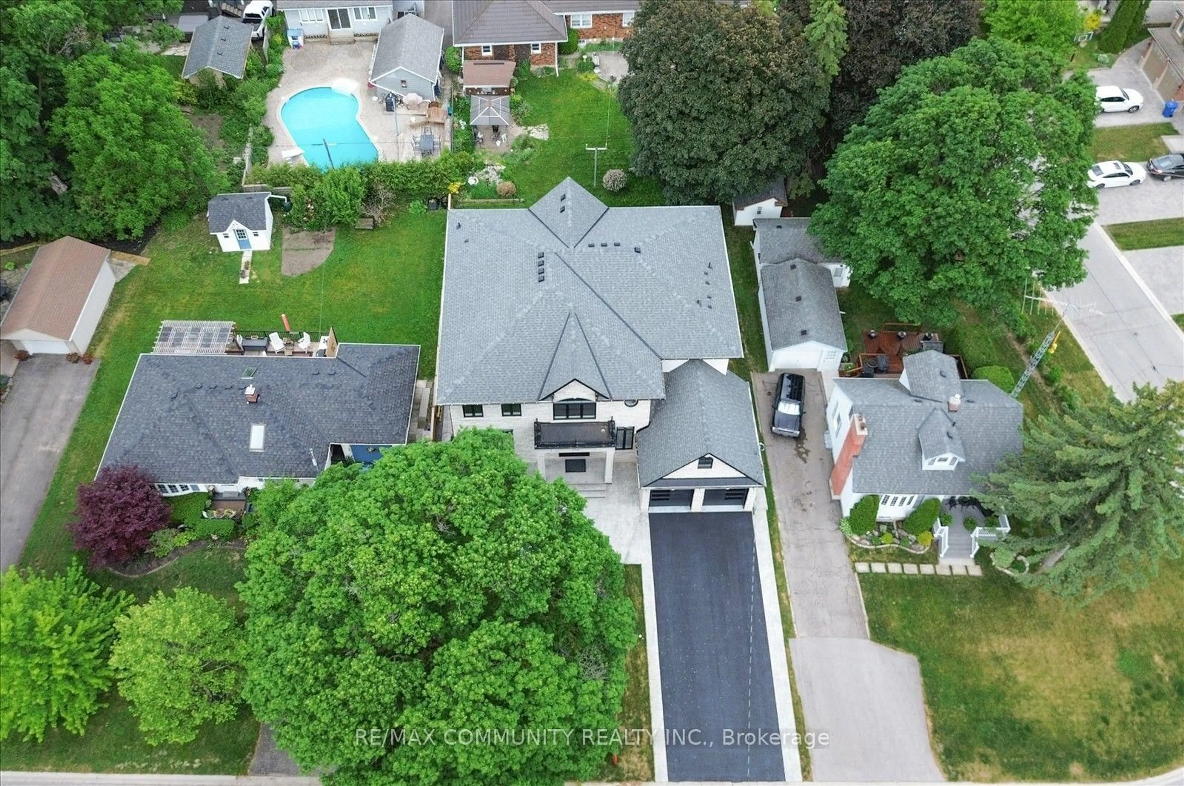 A pic from outside/outdoor area/front of a property/back of a property/a pic from drone, street for 154 Burkholder St, Whitchurch-Stouffville Ontario L4A 4J4