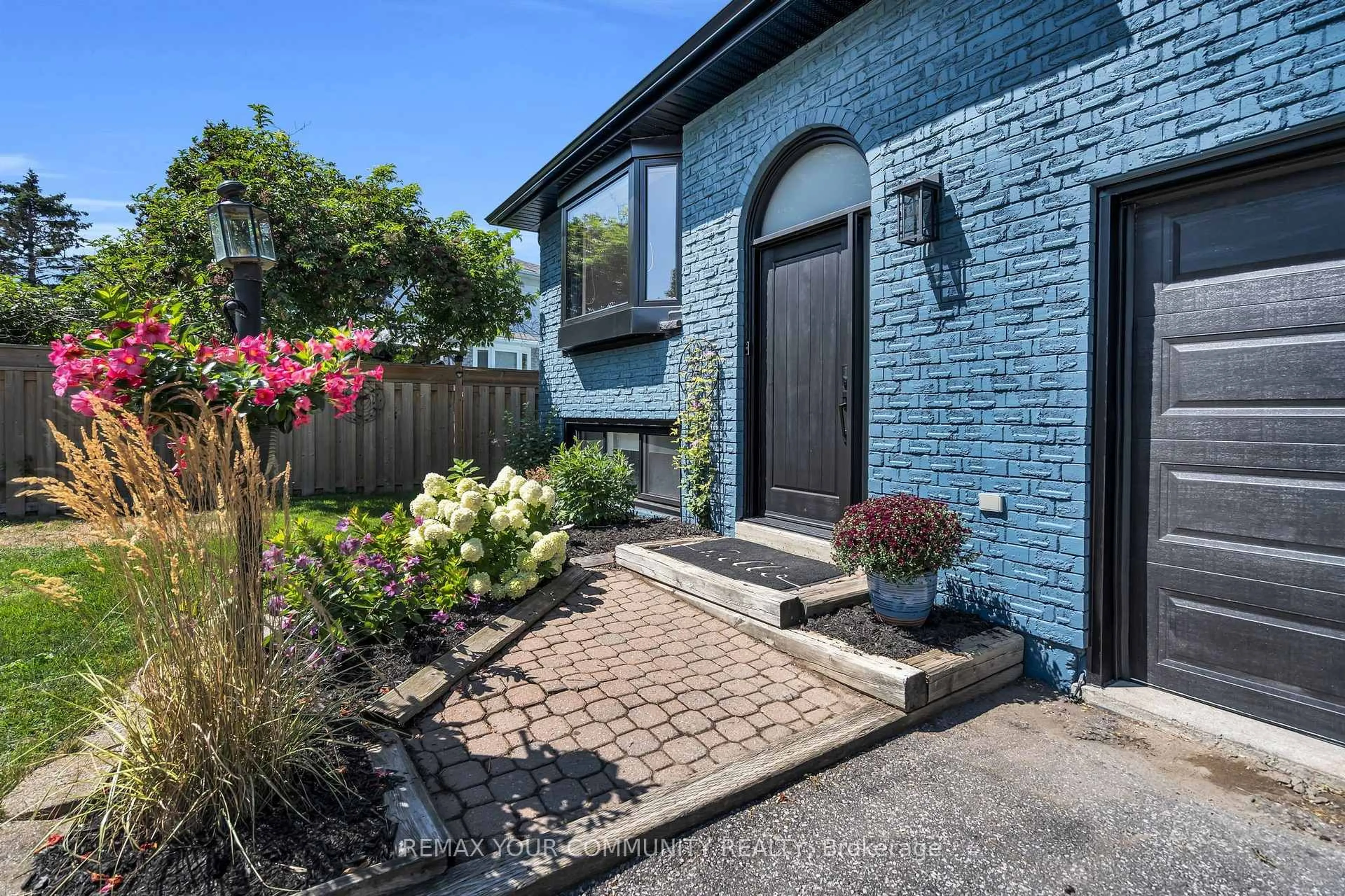 Home with brick exterior material, street for 192 Biscayne Blvd, Georgina Ontario L4P 3L5